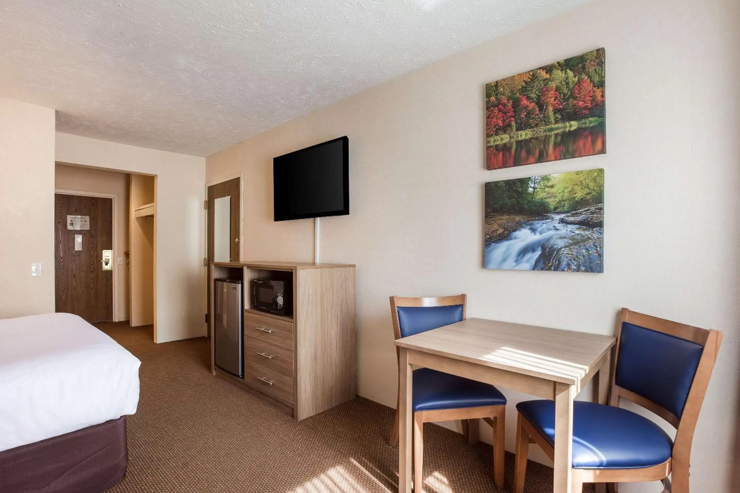 Photo of the whole room, TV/Entertainment Center in Quality Inn - Petoskey