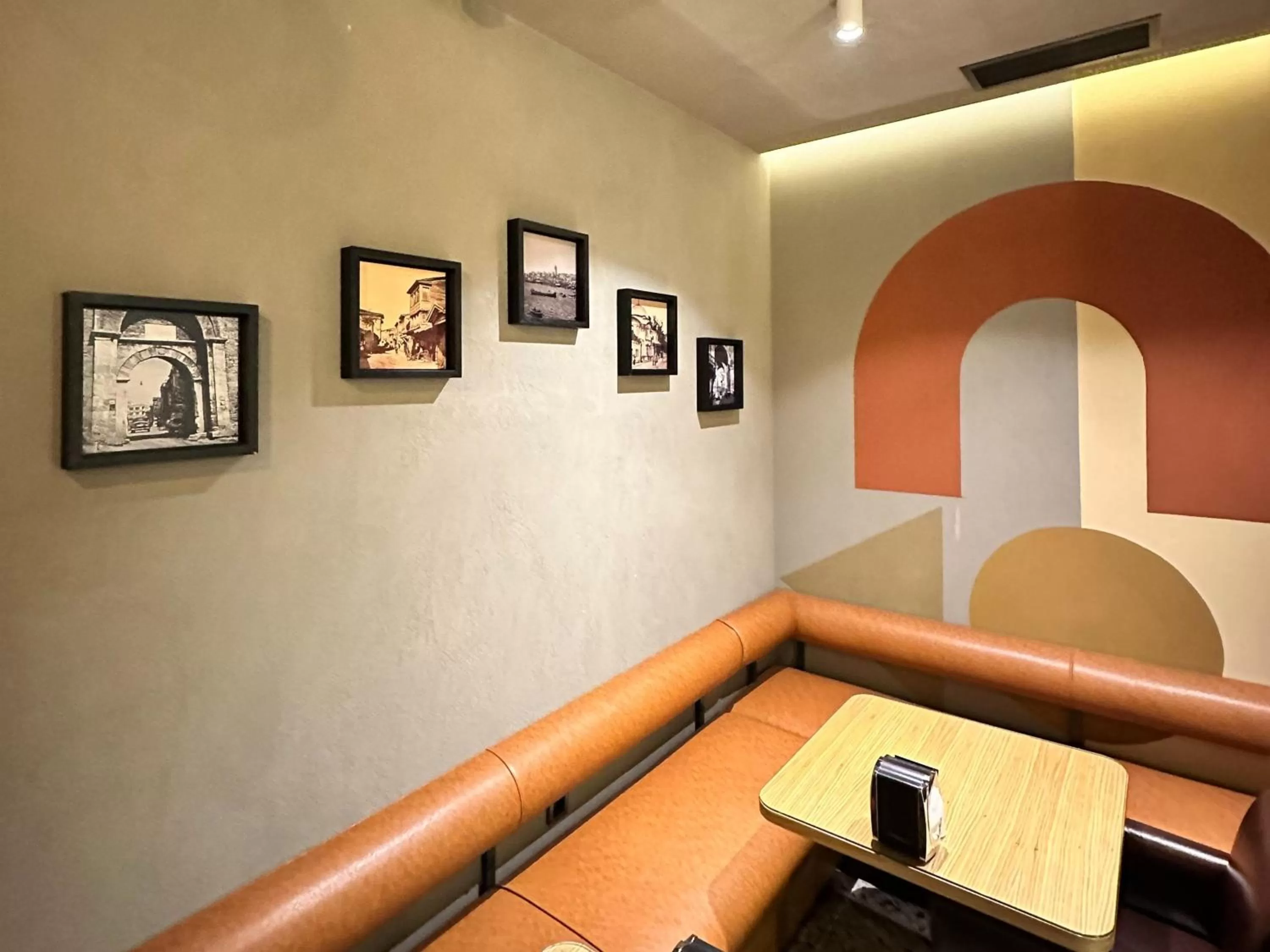 Restaurant/places to eat in Edition Old City Hotel