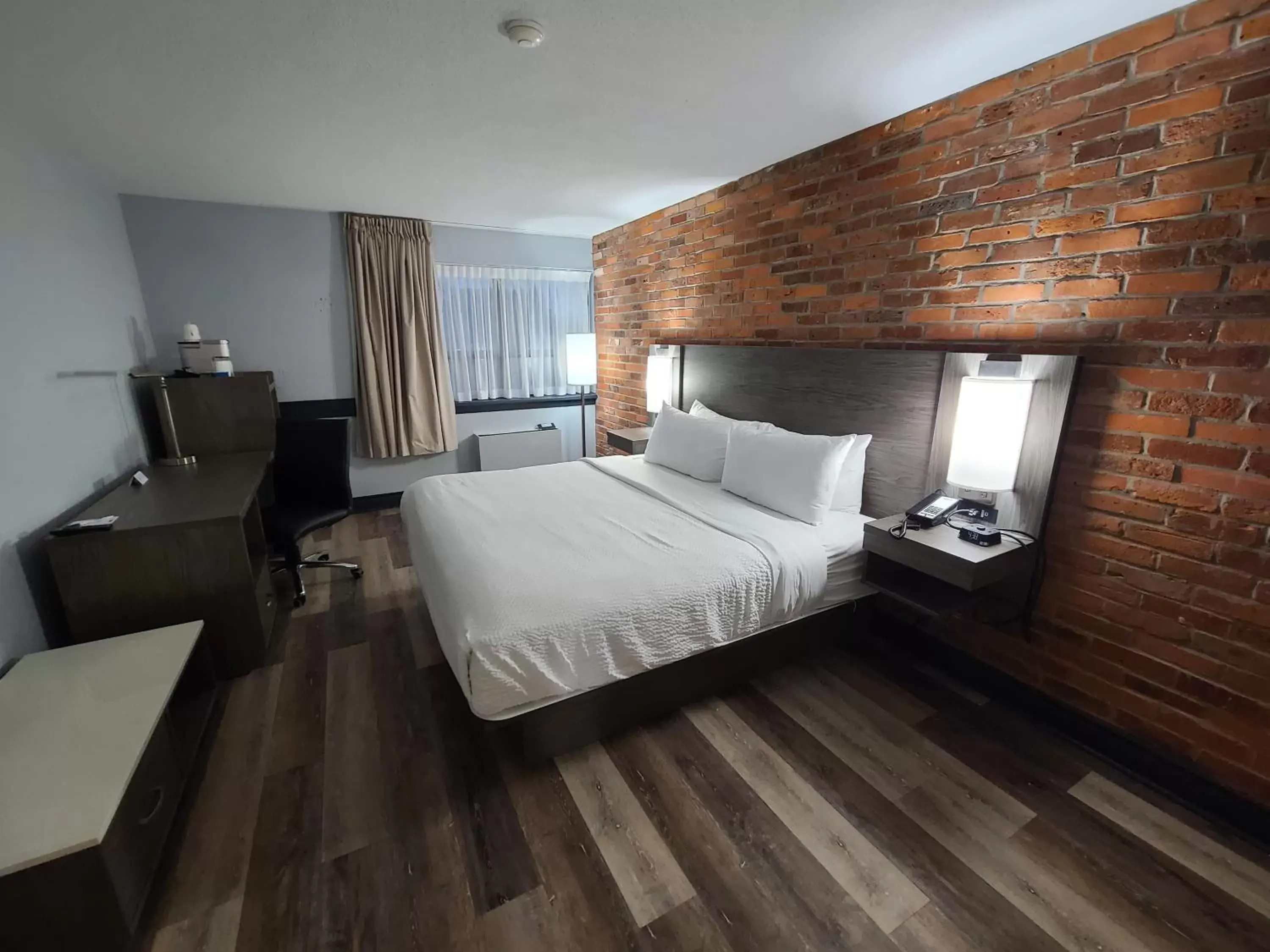 Bed in Travelodge by Wyndham Downtown Barrie
