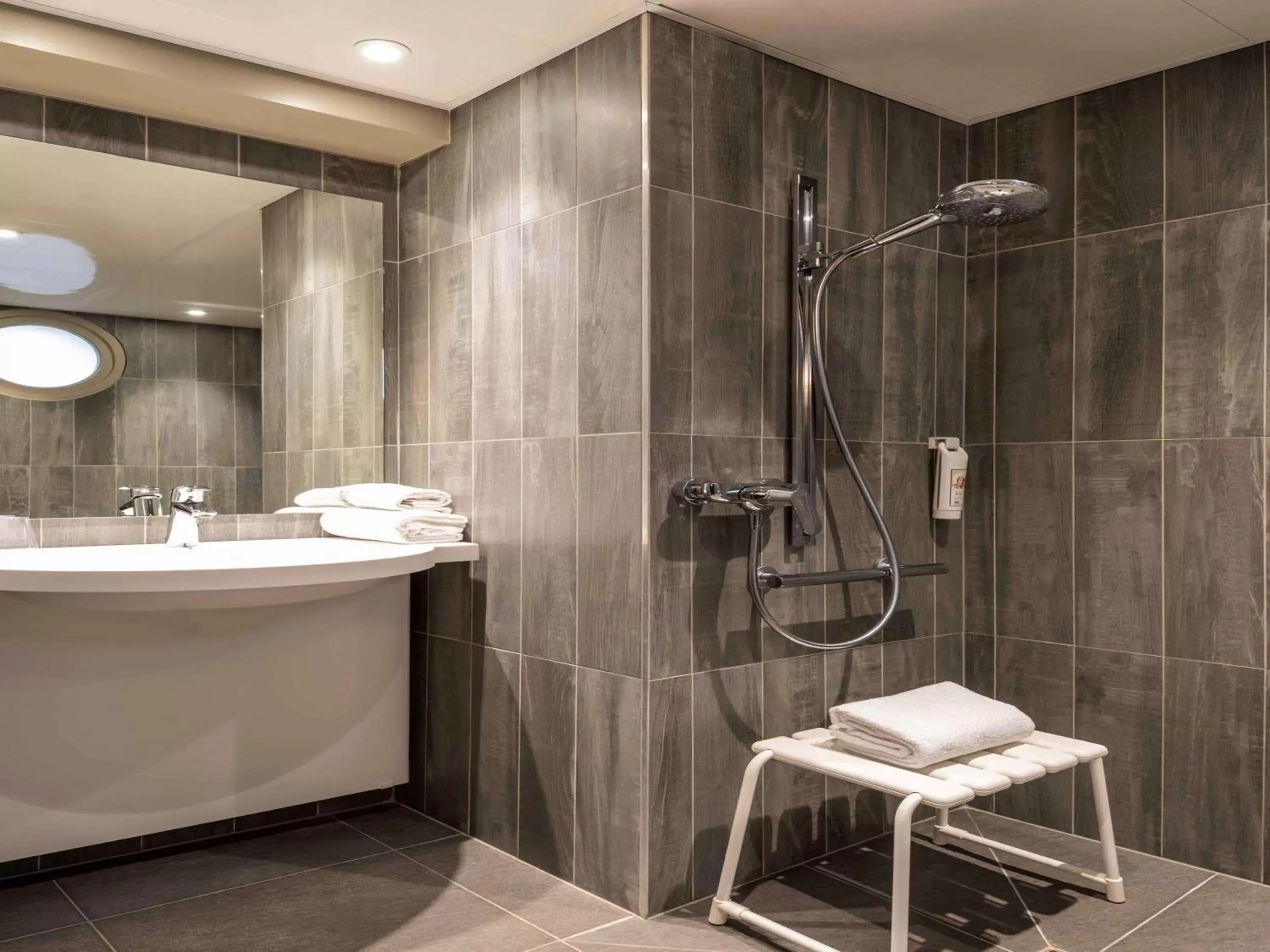 Photo of the whole room, Bathroom in ibis Paris Alesia Montparnasse