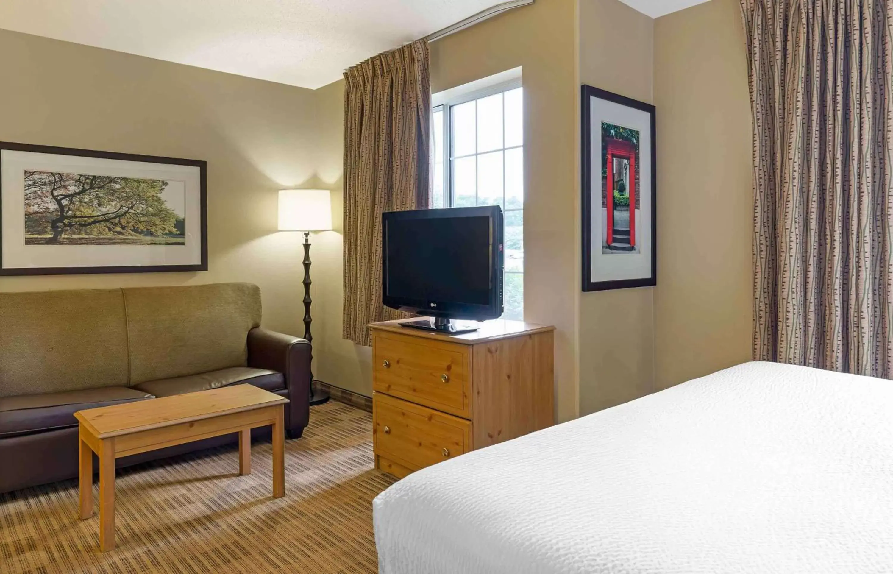 Bedroom, TV/Entertainment Center in Extended Stay America Suites - Boston - Marlborough