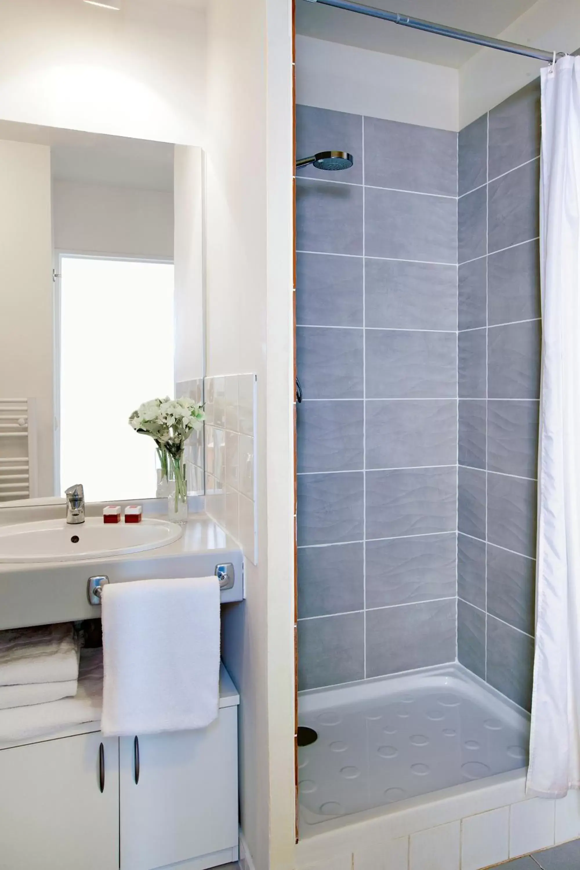 Shower, Bathroom in Séjours & Affaires Rouen Normandie