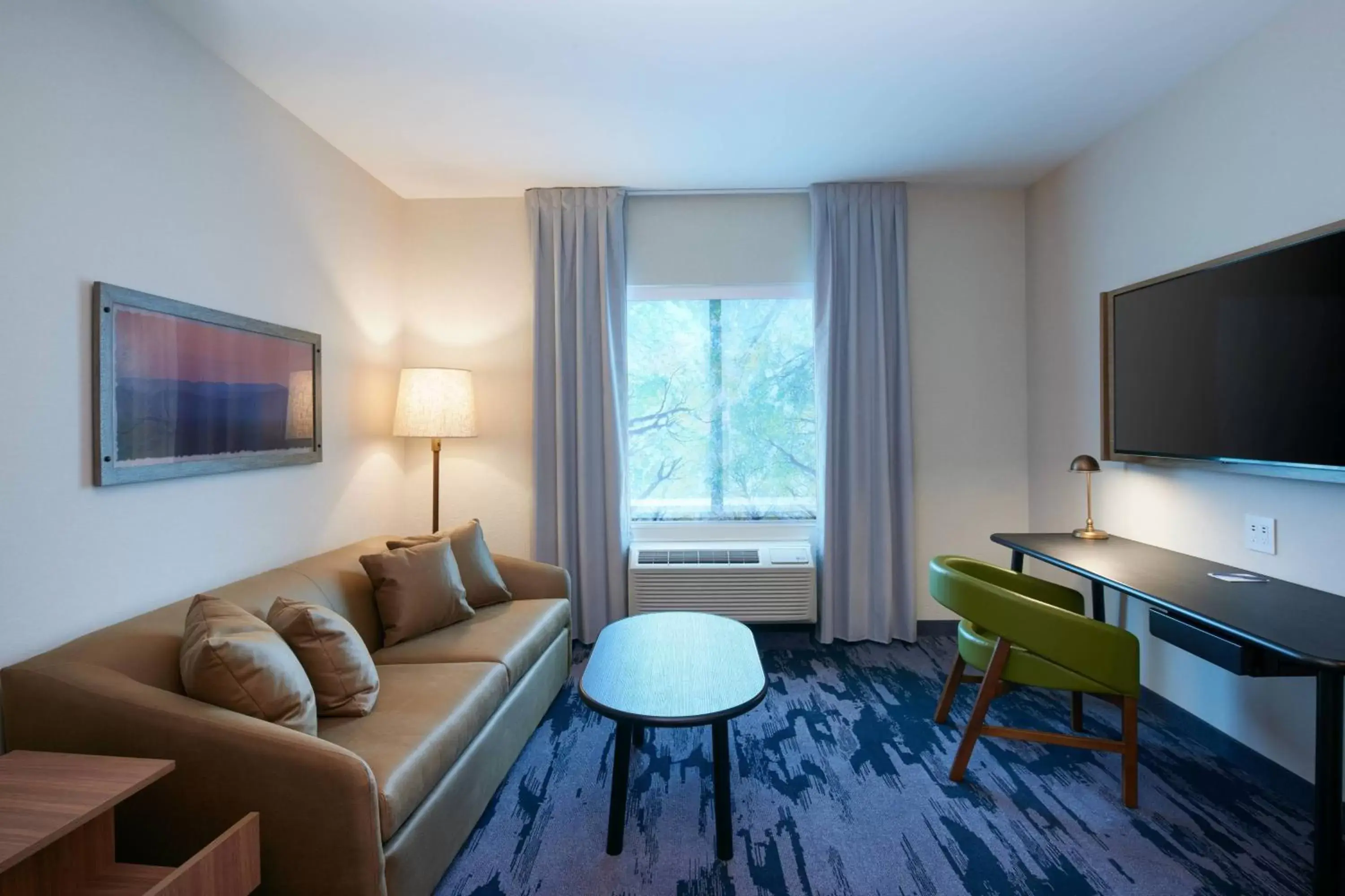 Living room, Seating Area in Fairfield Inn & Suites by Marriott Midland