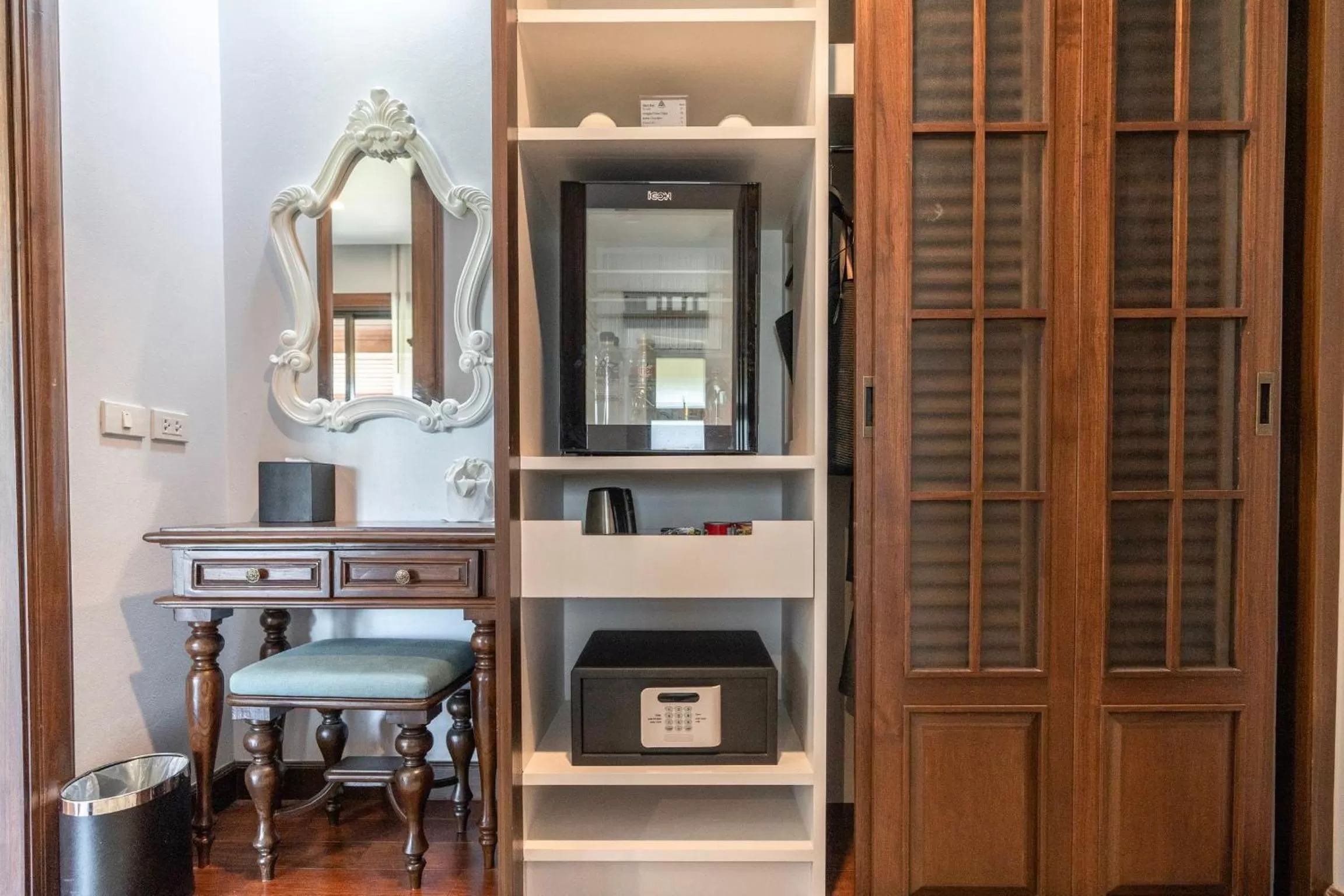 wardrobe in Content Villa Chiangmai