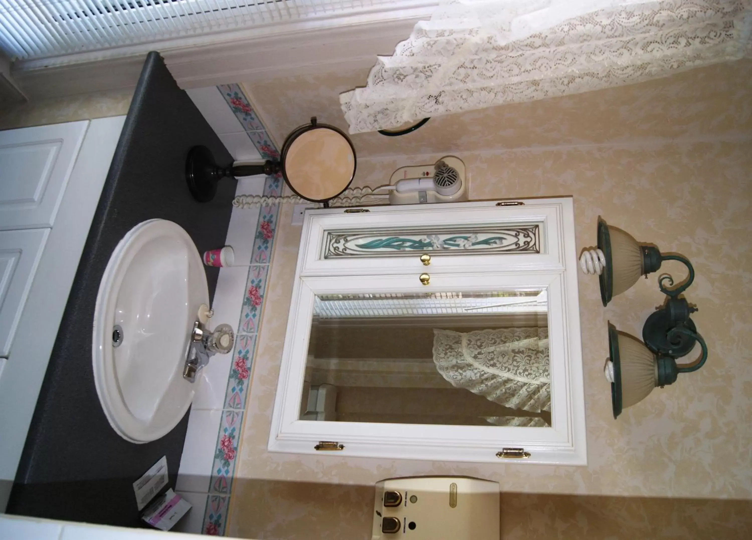 Bathroom in Ye Olde Walkerville Bed & Breakfast