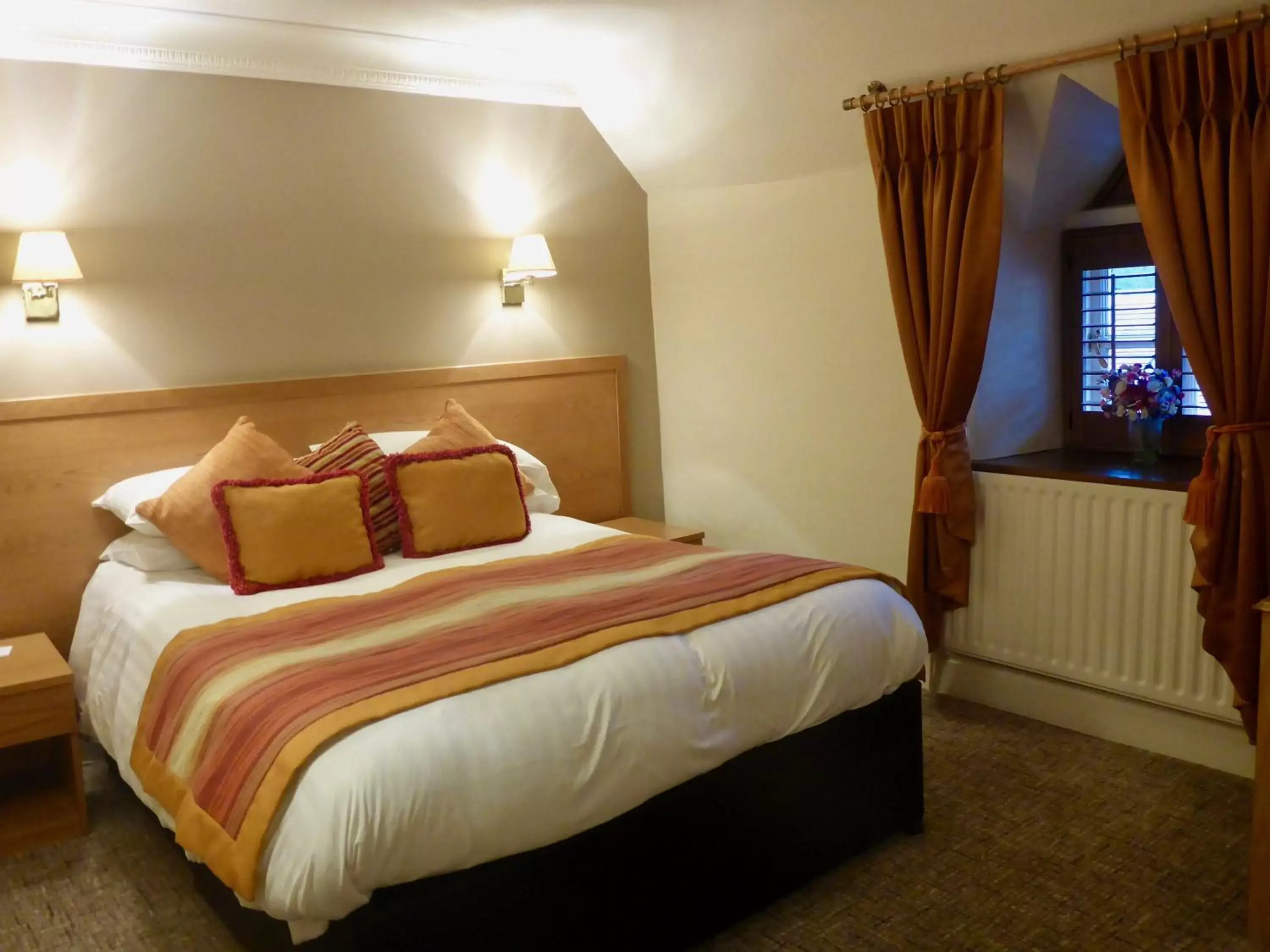 Bedroom, Bed in Royal Oak Hotel