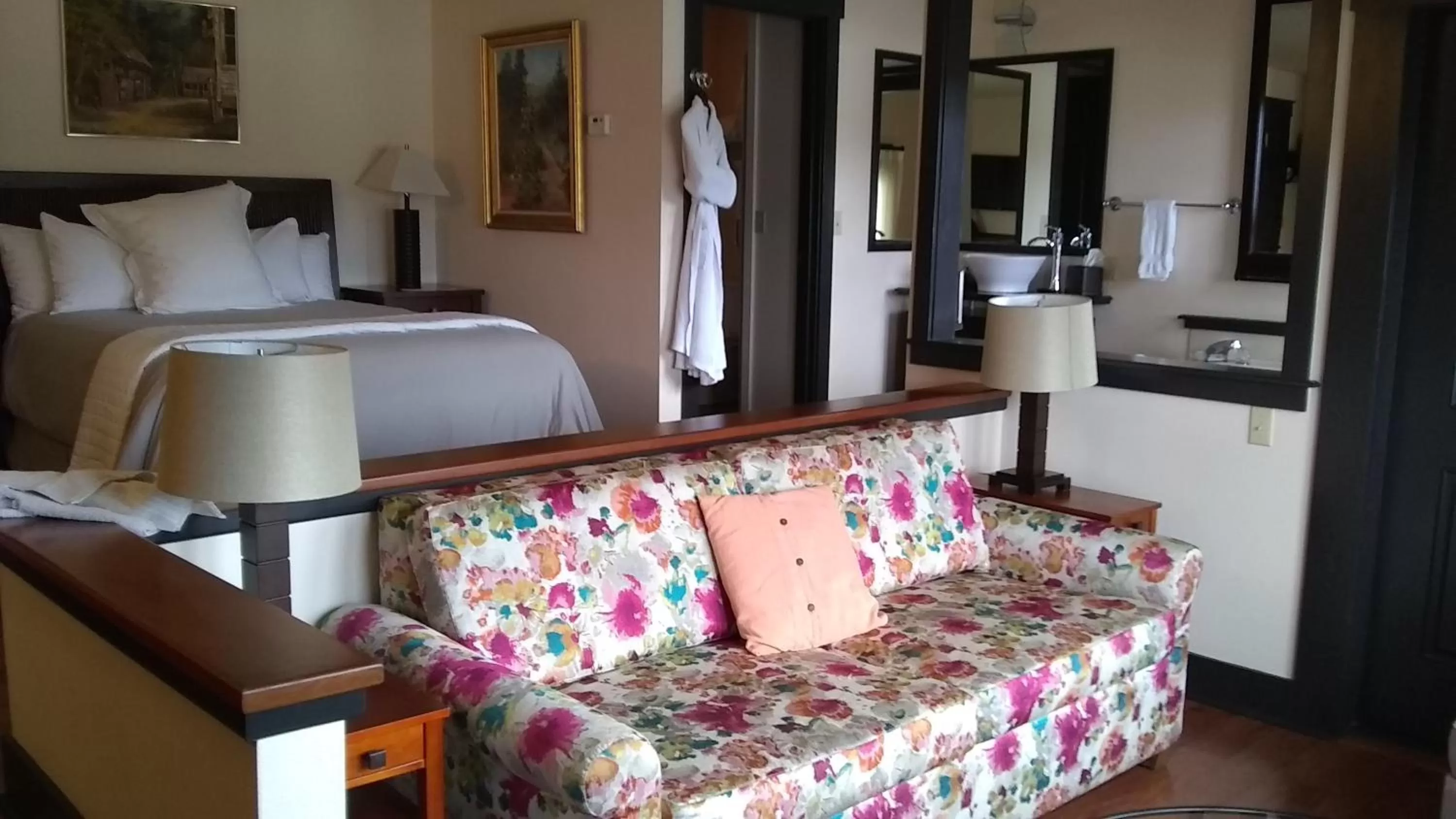 Bed in Noyo Harbor Inn