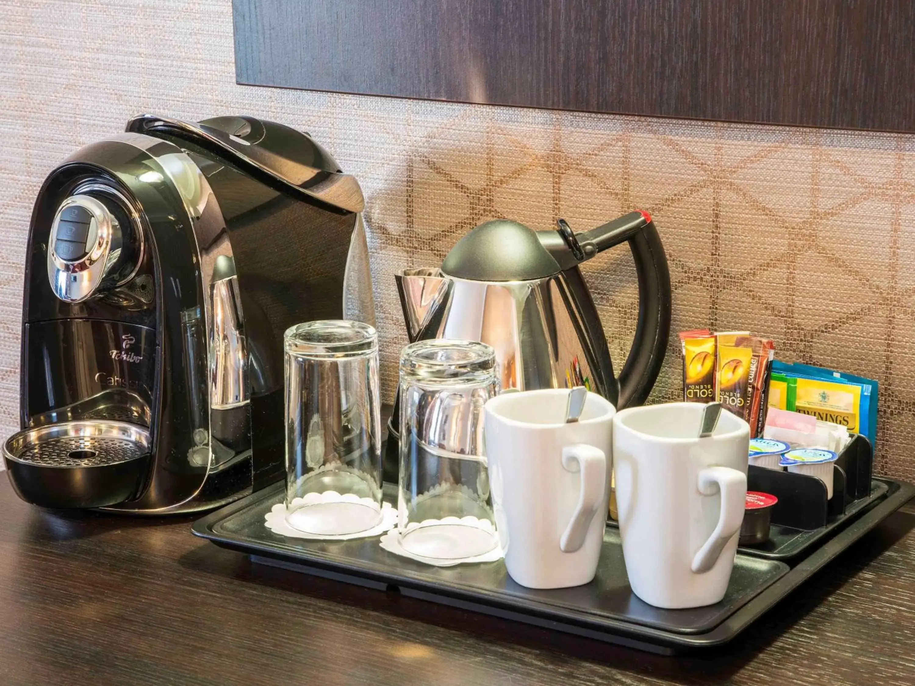 Photo of the whole room, Coffee/Tea Facilities in Mercure London Heathrow Airport