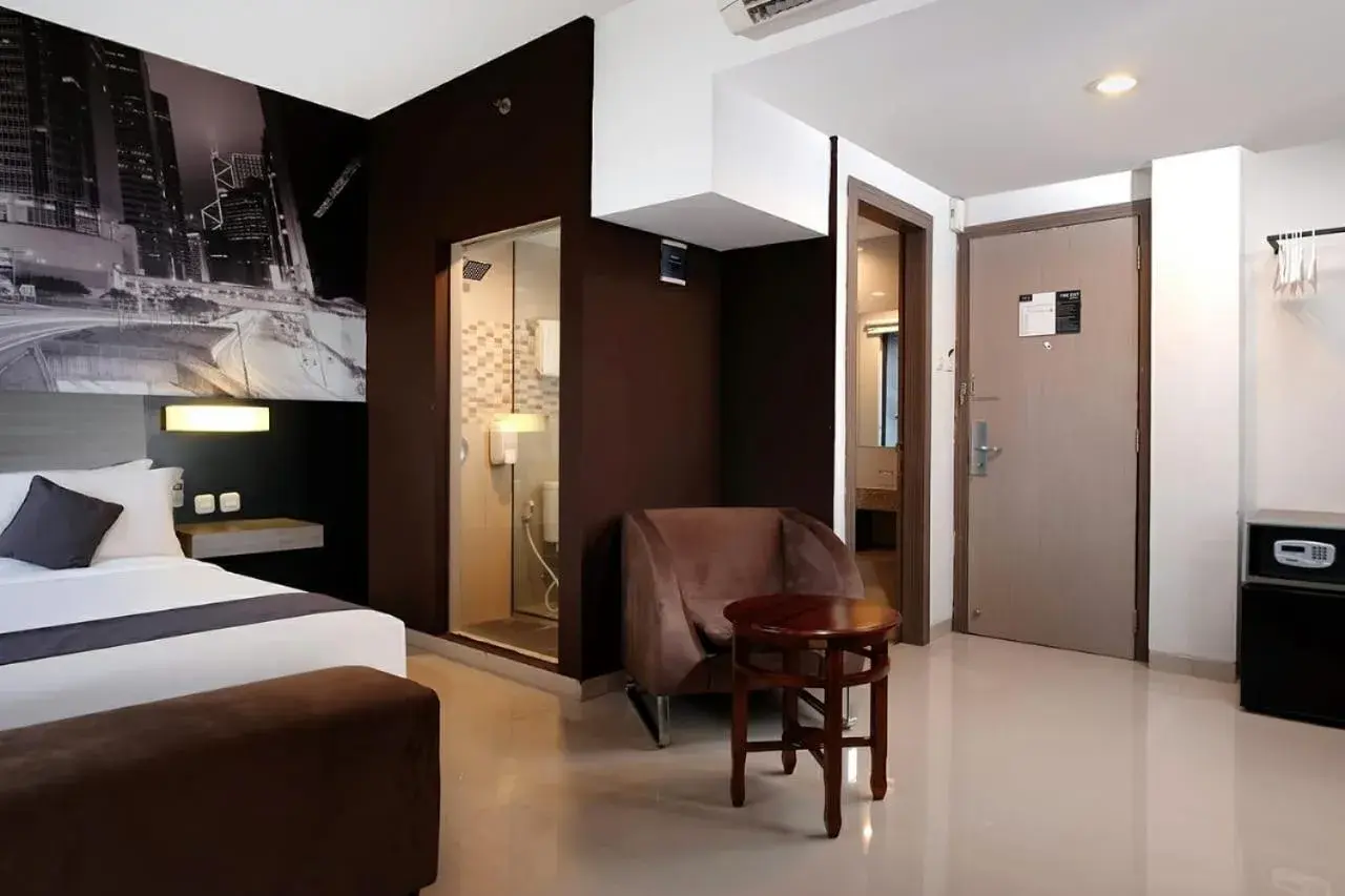 Photo of the whole room, Bed in Hotel Neo Candi Simpang Lima - Semarang by ASTON Photo of the whole room, Bed in Hotel Neo Candi Simpang Lima - Semarang by ASTON
