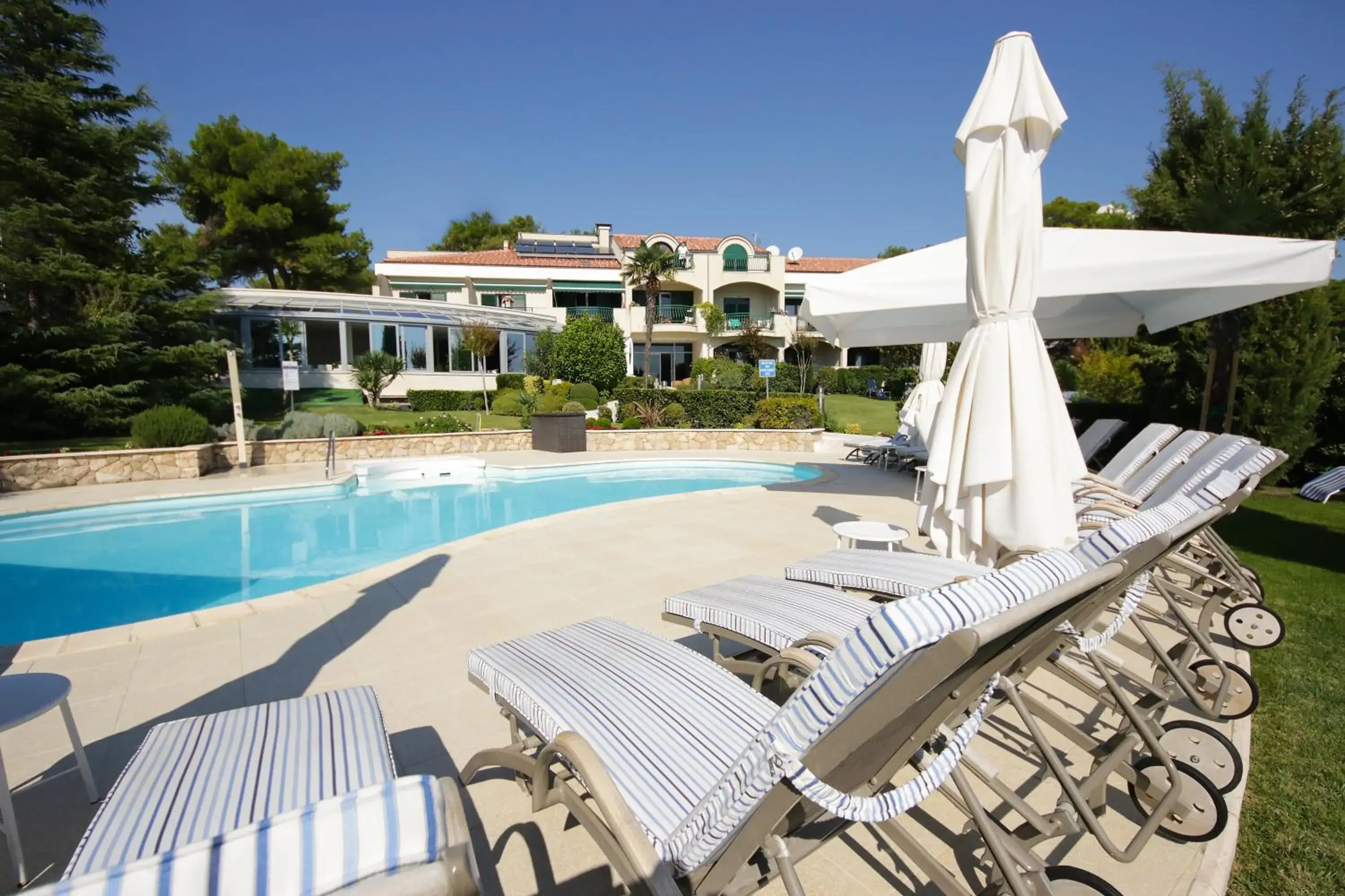 Property building, Swimming Pool in Hotel Villa Radin