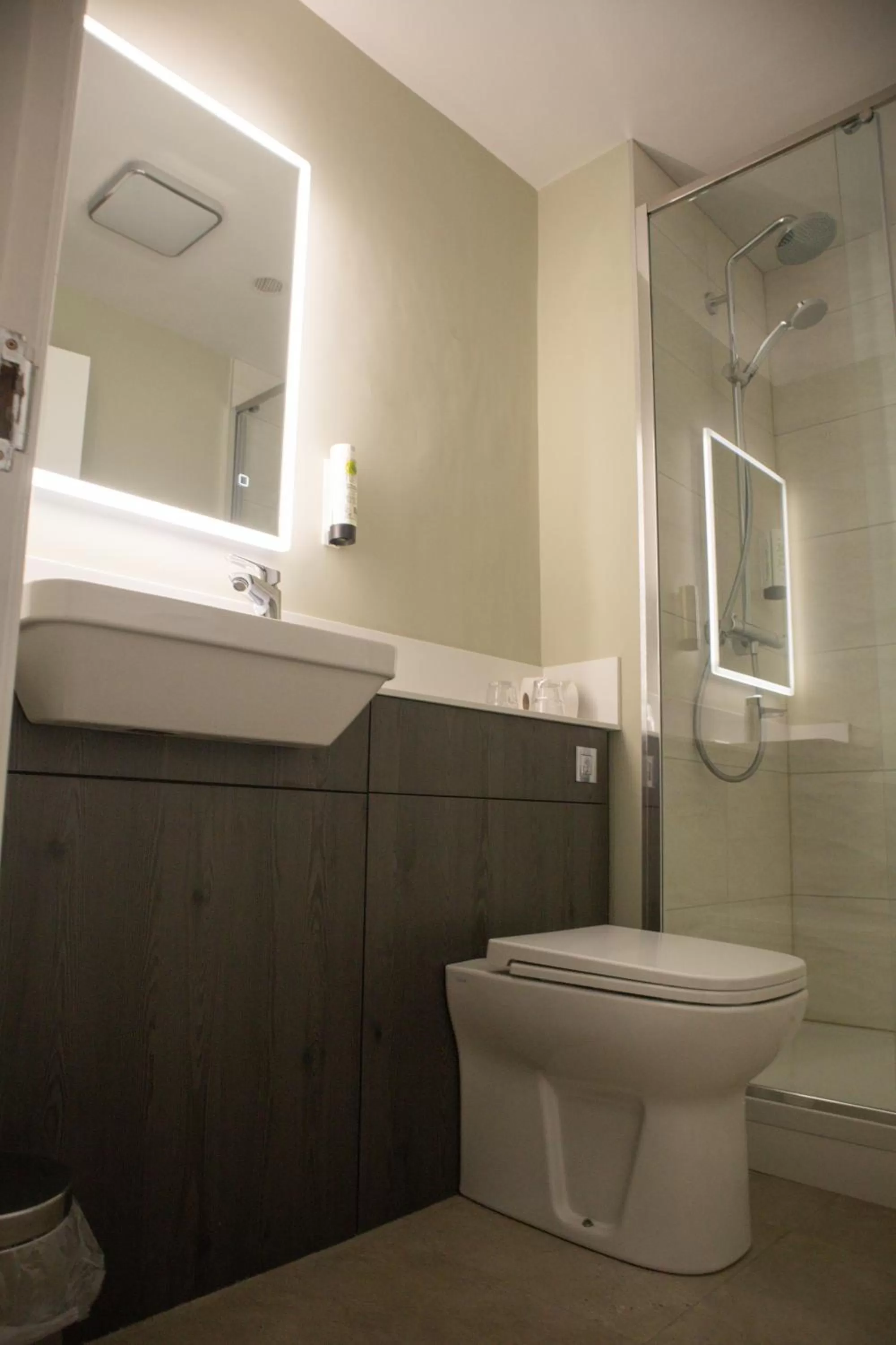 Bathroom in Draycote Hotel And Whitefields Golf Course