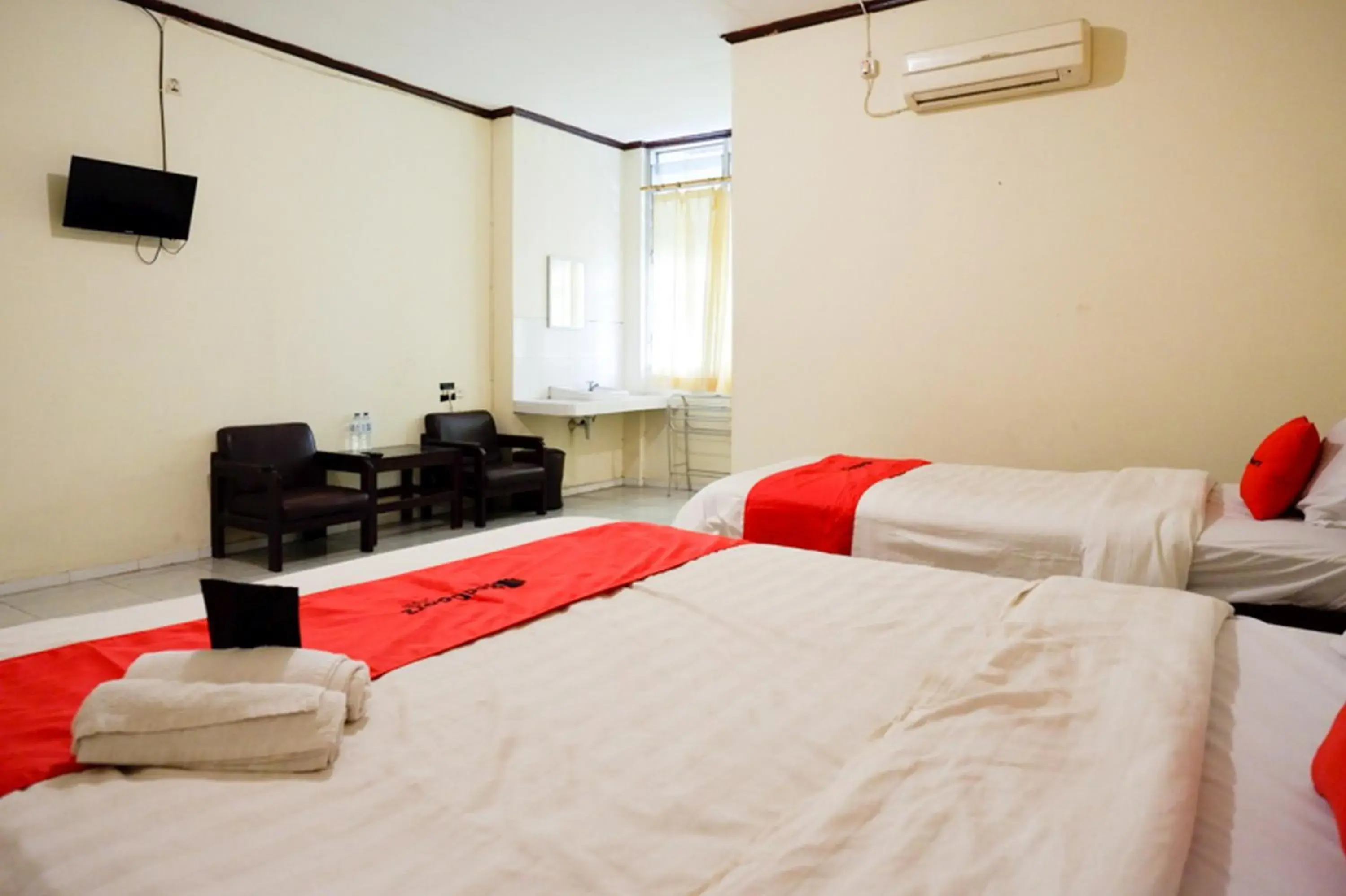 Photo of the whole room, Bed in RedDoorz @ Hotel Citra Indah