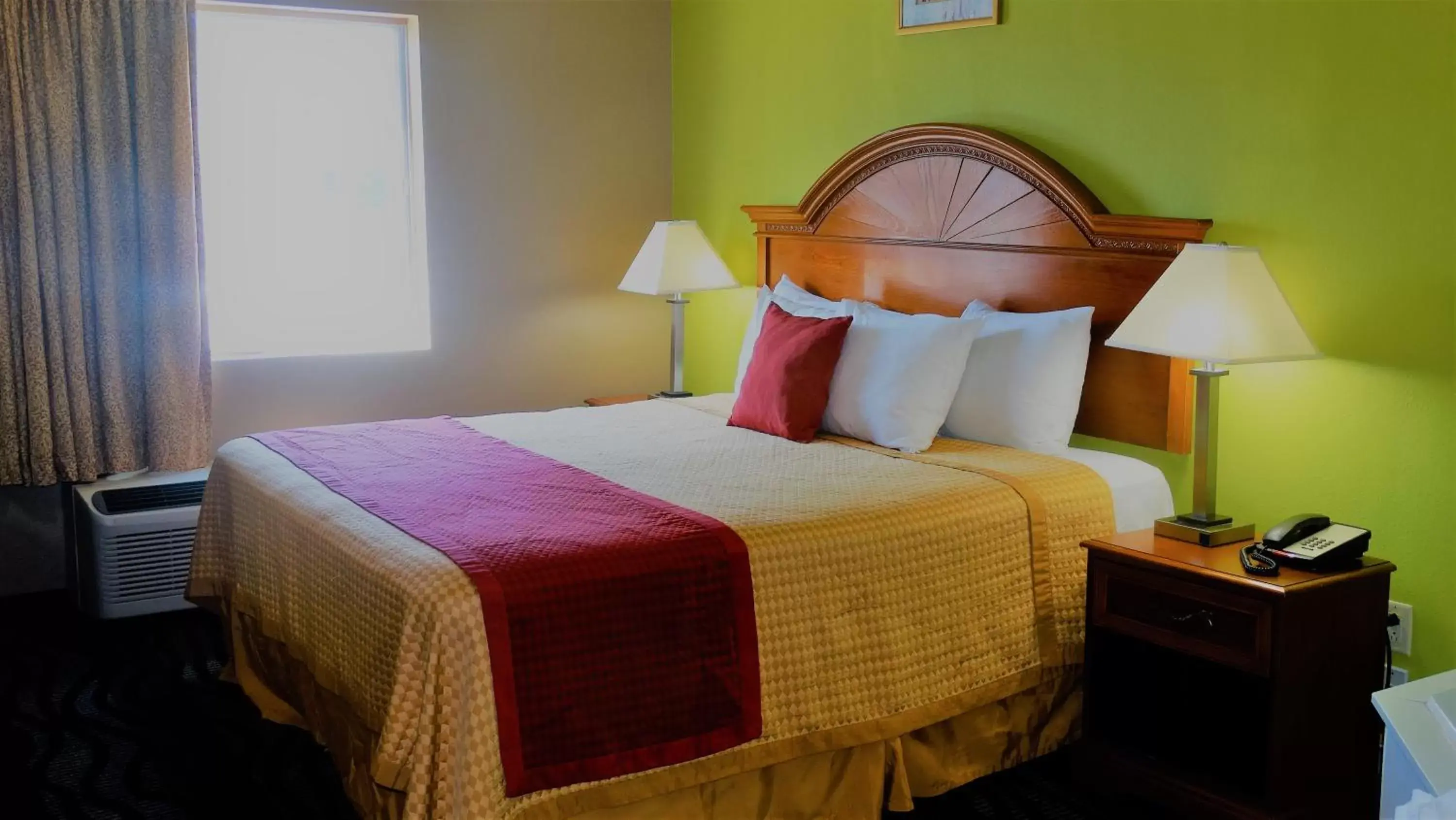 Bed in Oak Tree Inn & Suites