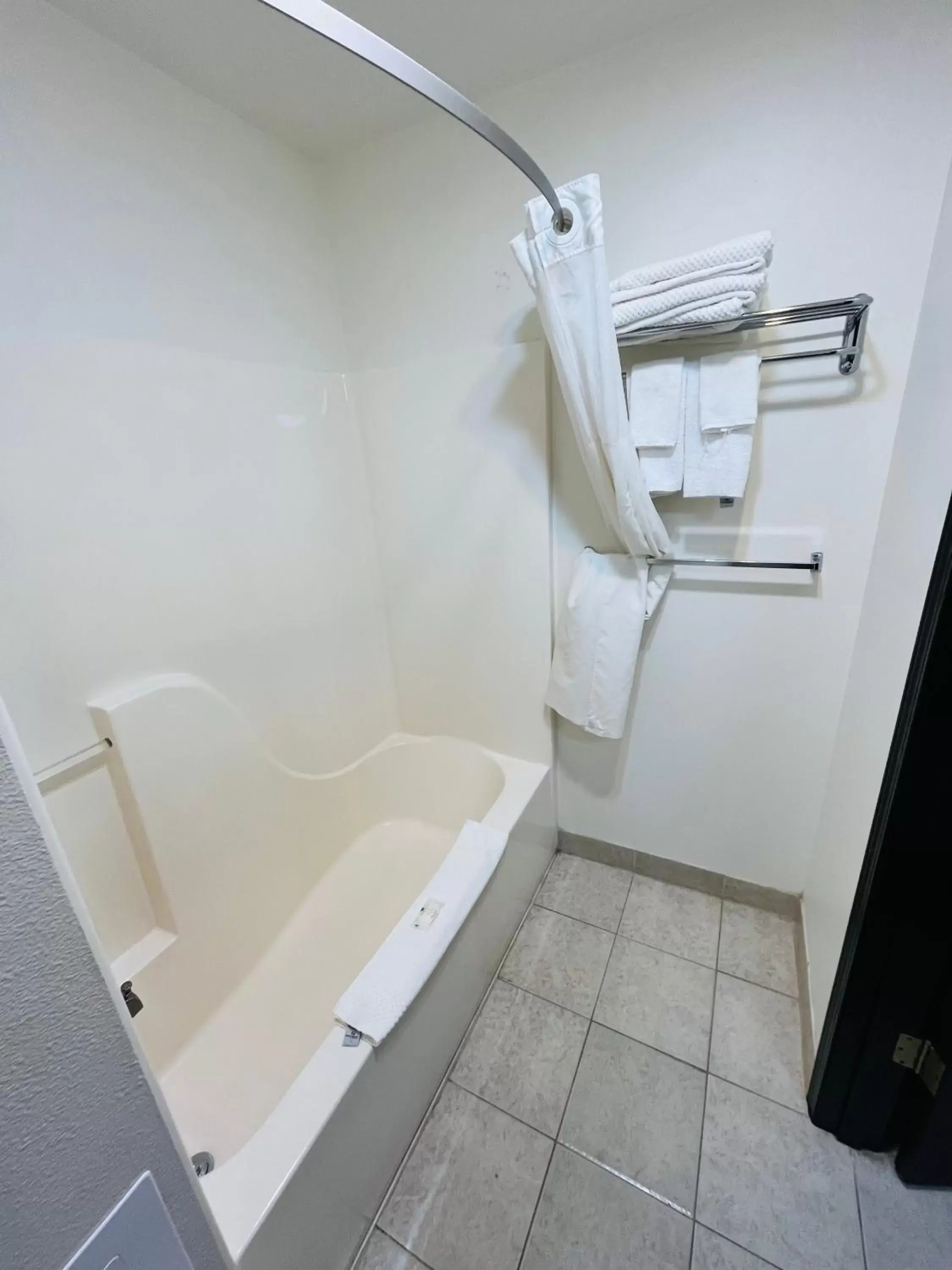 Bath, Bathroom in Quality Inn near Suncadia Resort