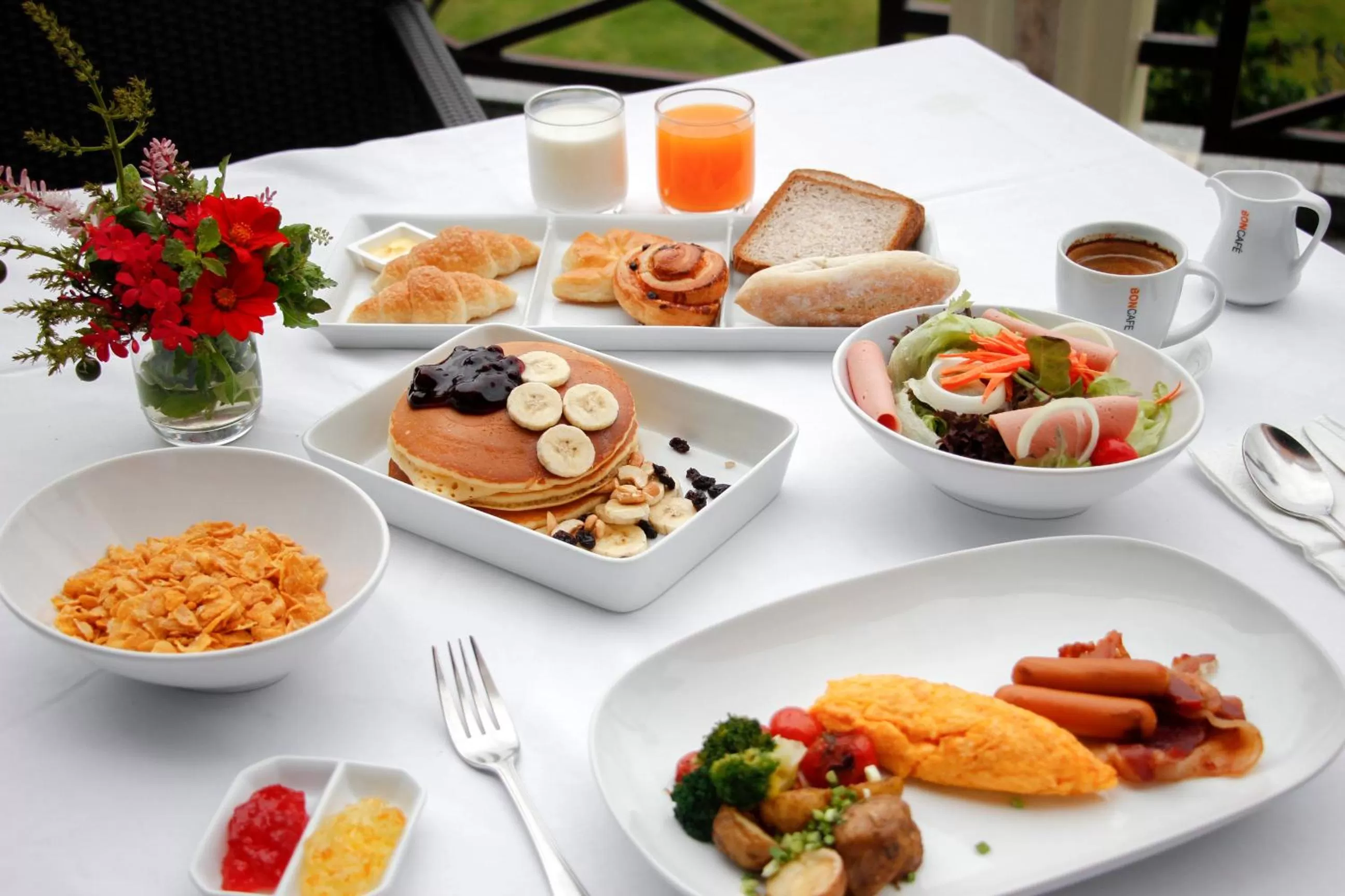 Food and drinks in Centara Riverside Hotel Chiang Mai