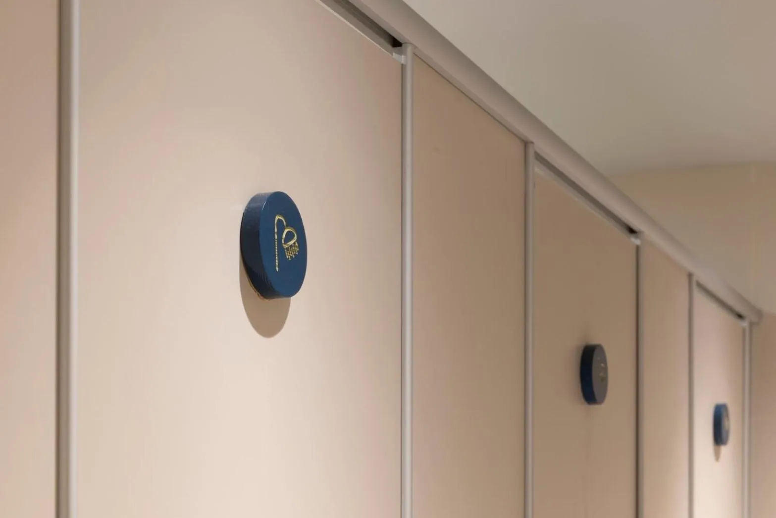 Kinnon Deluxe Hostel Coworking Cafe