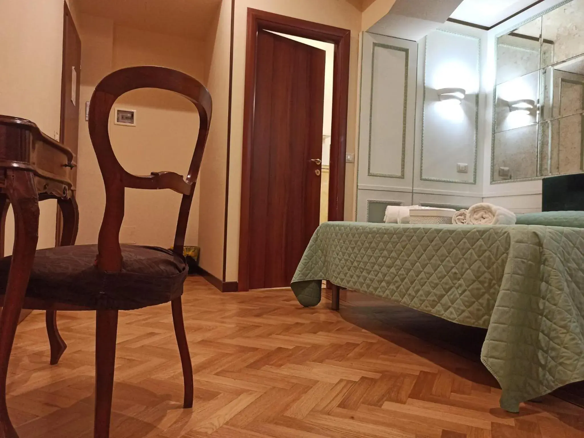 Bedroom, Seating Area in Domina Popolo