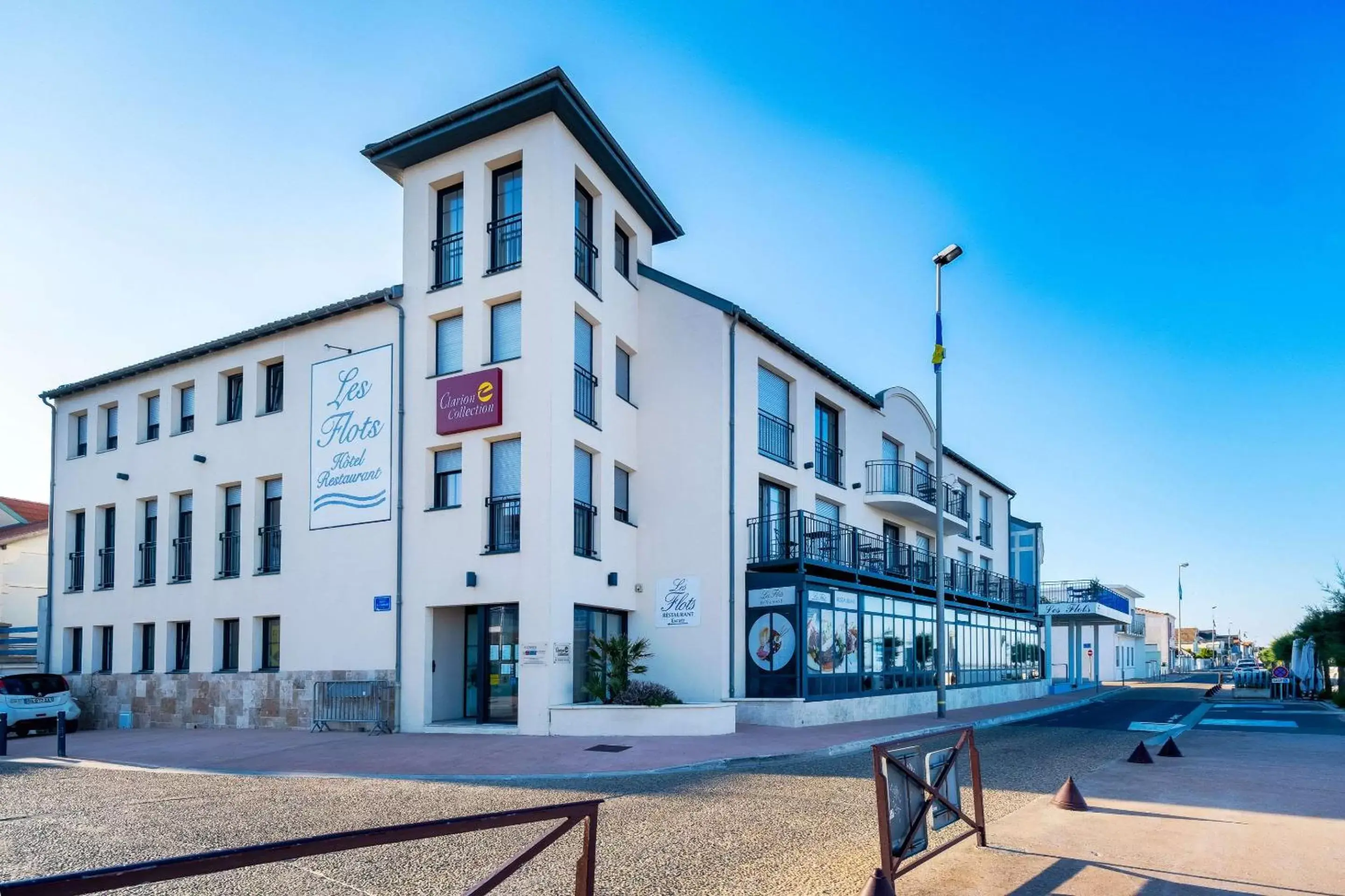 Property Building in Les Flots - Hôtel et Restaurant face à l'océan - Châtelaillon-Plage