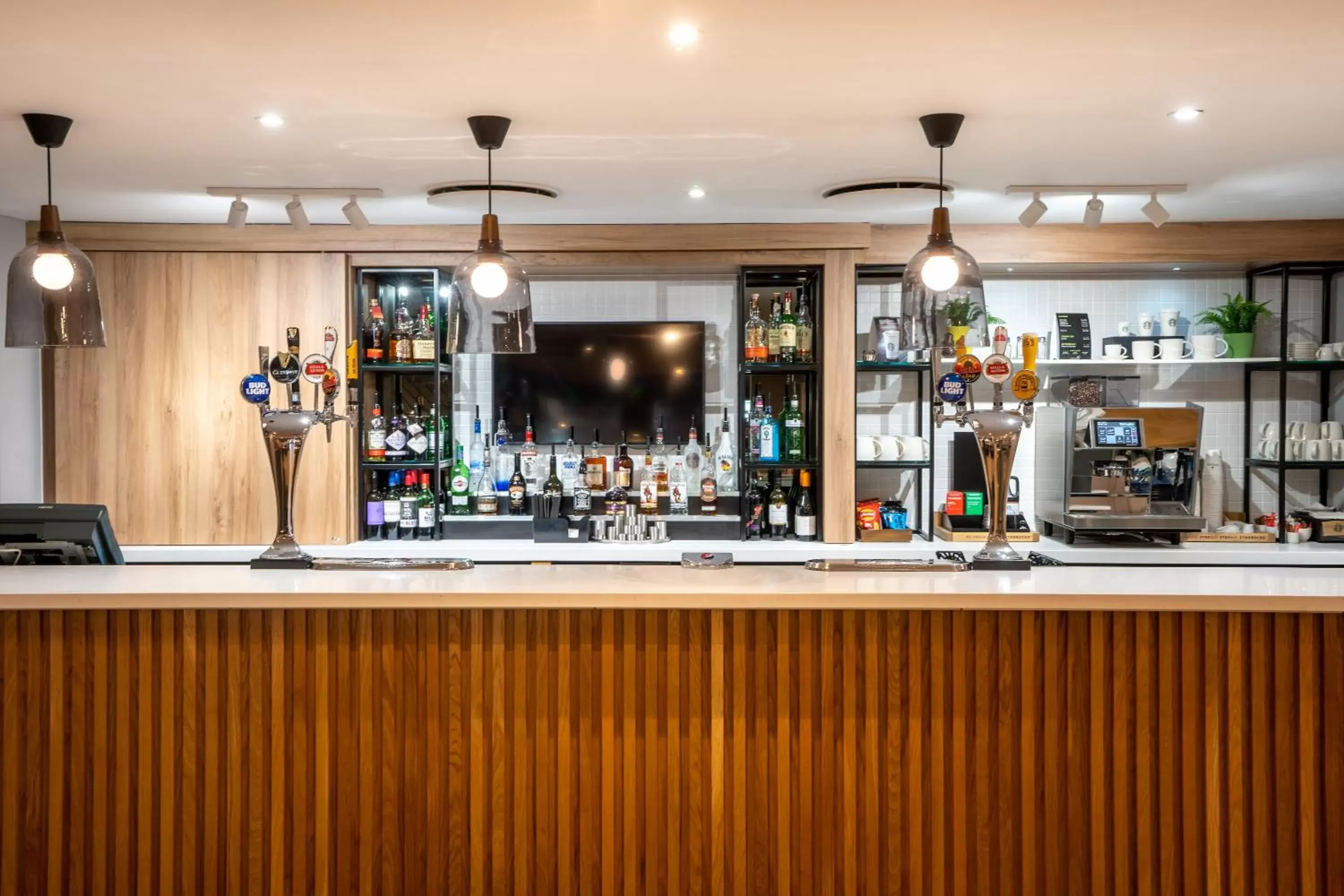 Lounge or bar in Holiday Inn London-Bexley, an IHG Hotel