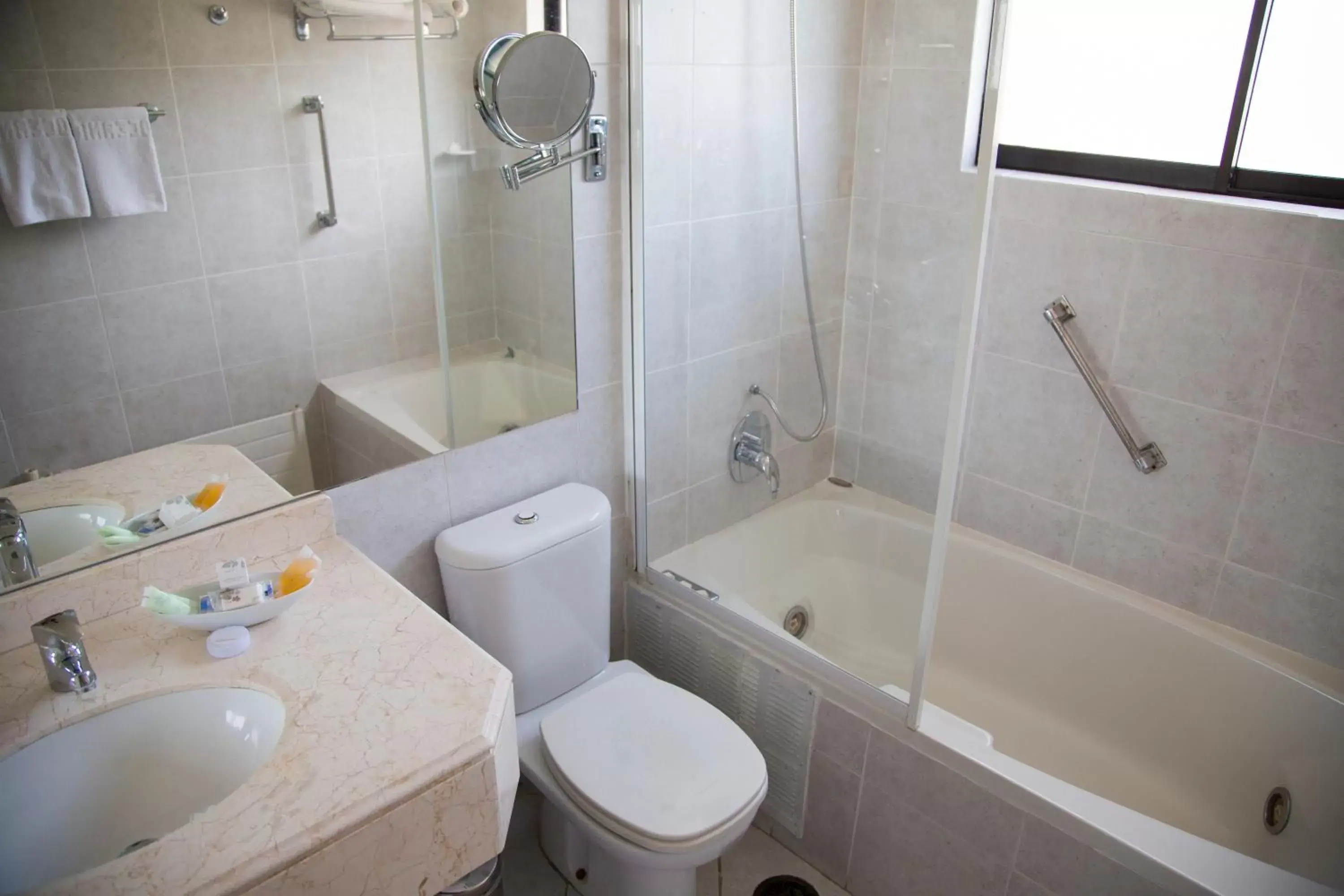 Shower, Bathroom in Hotel Oceanic