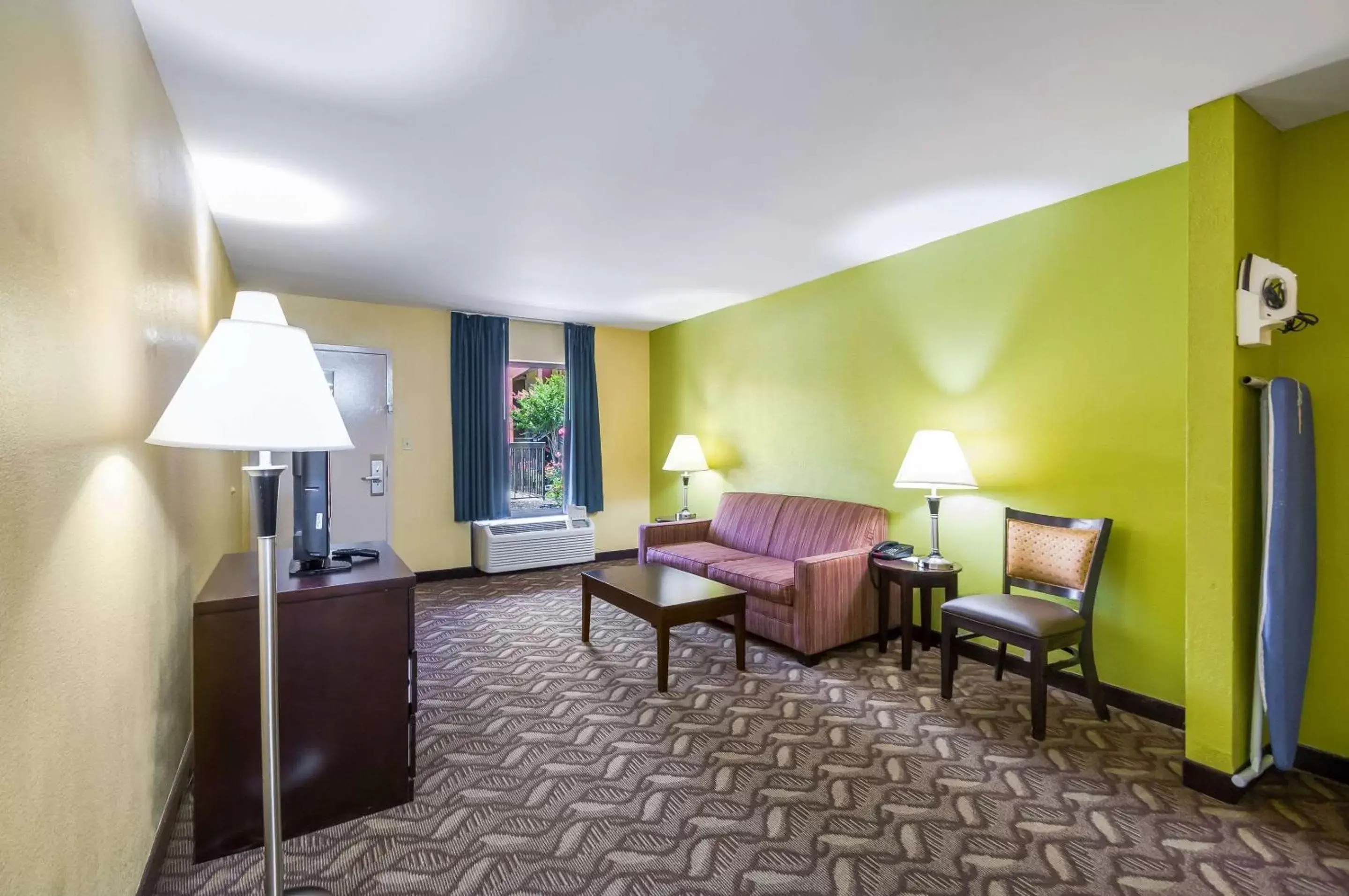 Photo of the whole room, Seating Area in Quality Inn Fredericksburg-Central Park Area