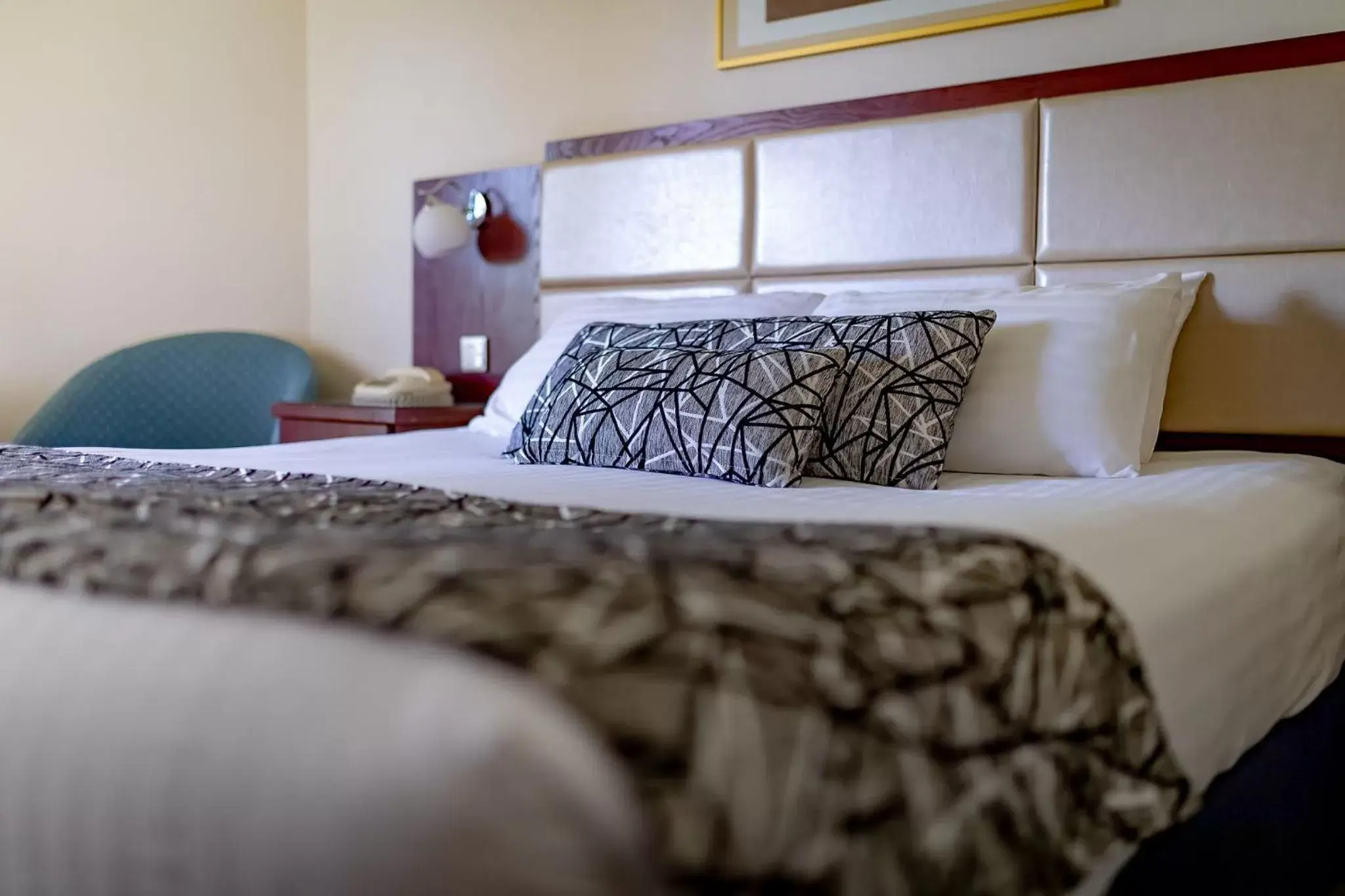 Bedroom, Bed in Charbonnier Motor Inn