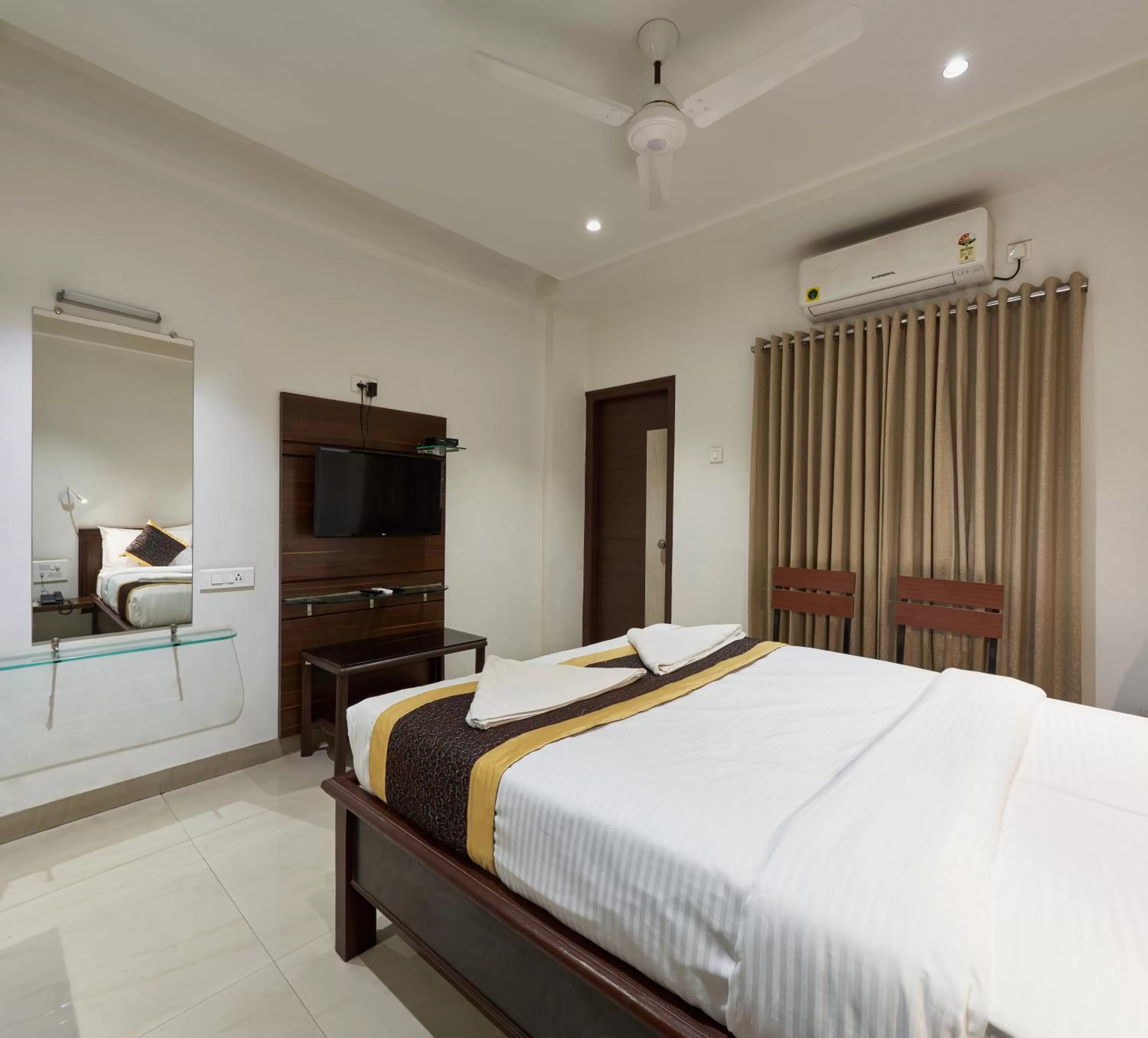 TV and multimedia, Bed in Hotel Fortune Inn