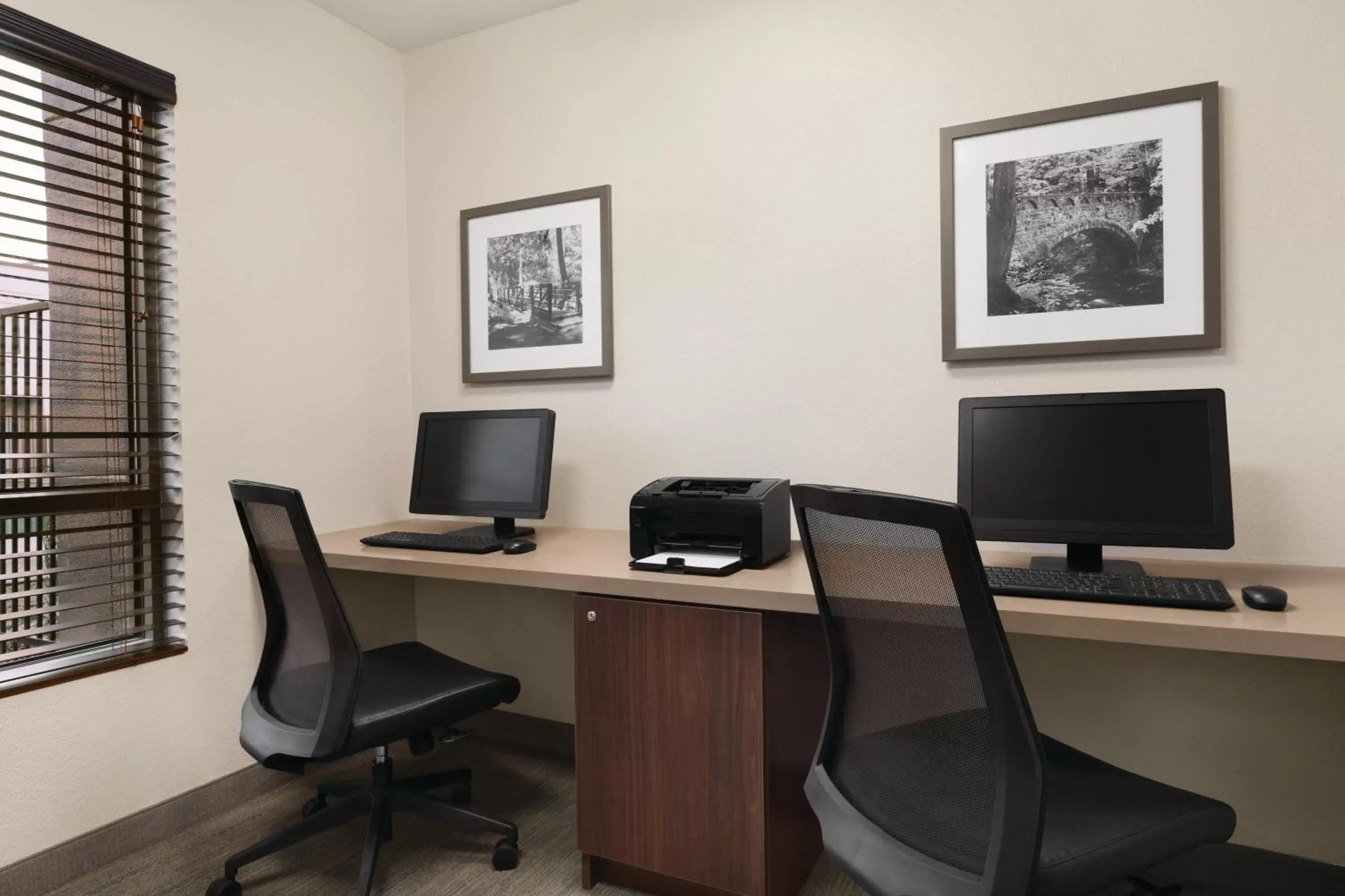 Business facilities, TV/Entertainment Center in Country Inn & Suites by Radisson, Seattle-Bothell, WA