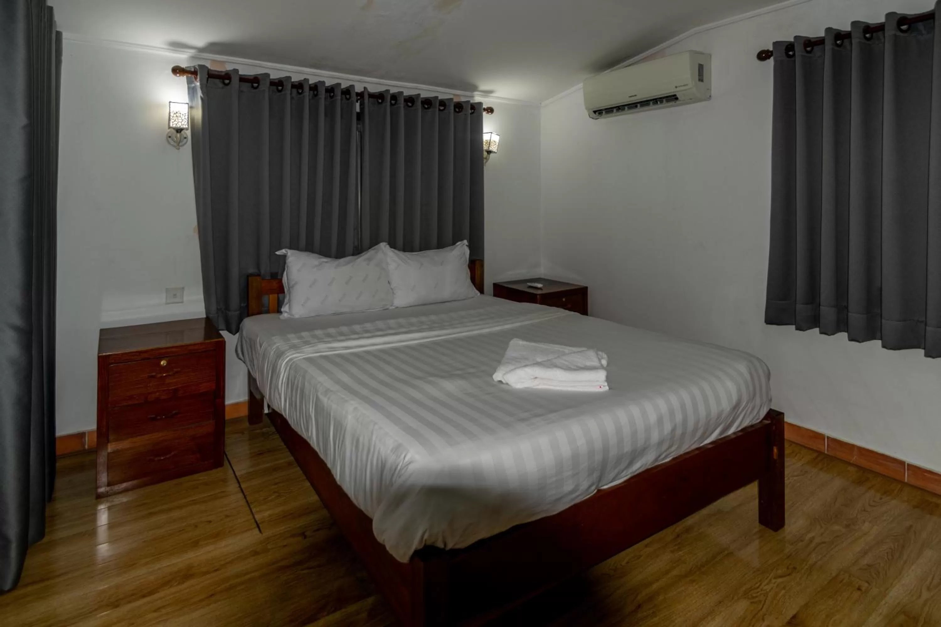 Bedroom, Bed in Samathi Lake Resort