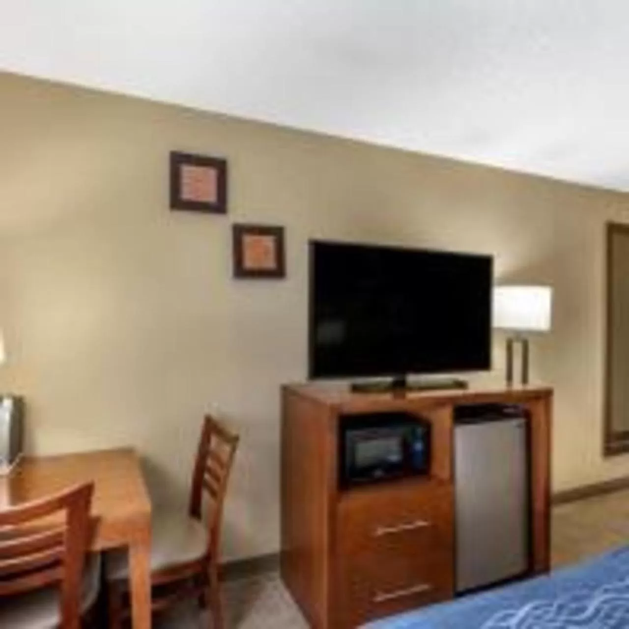 Bed in Comfort Inn Gurnee near Six Flags