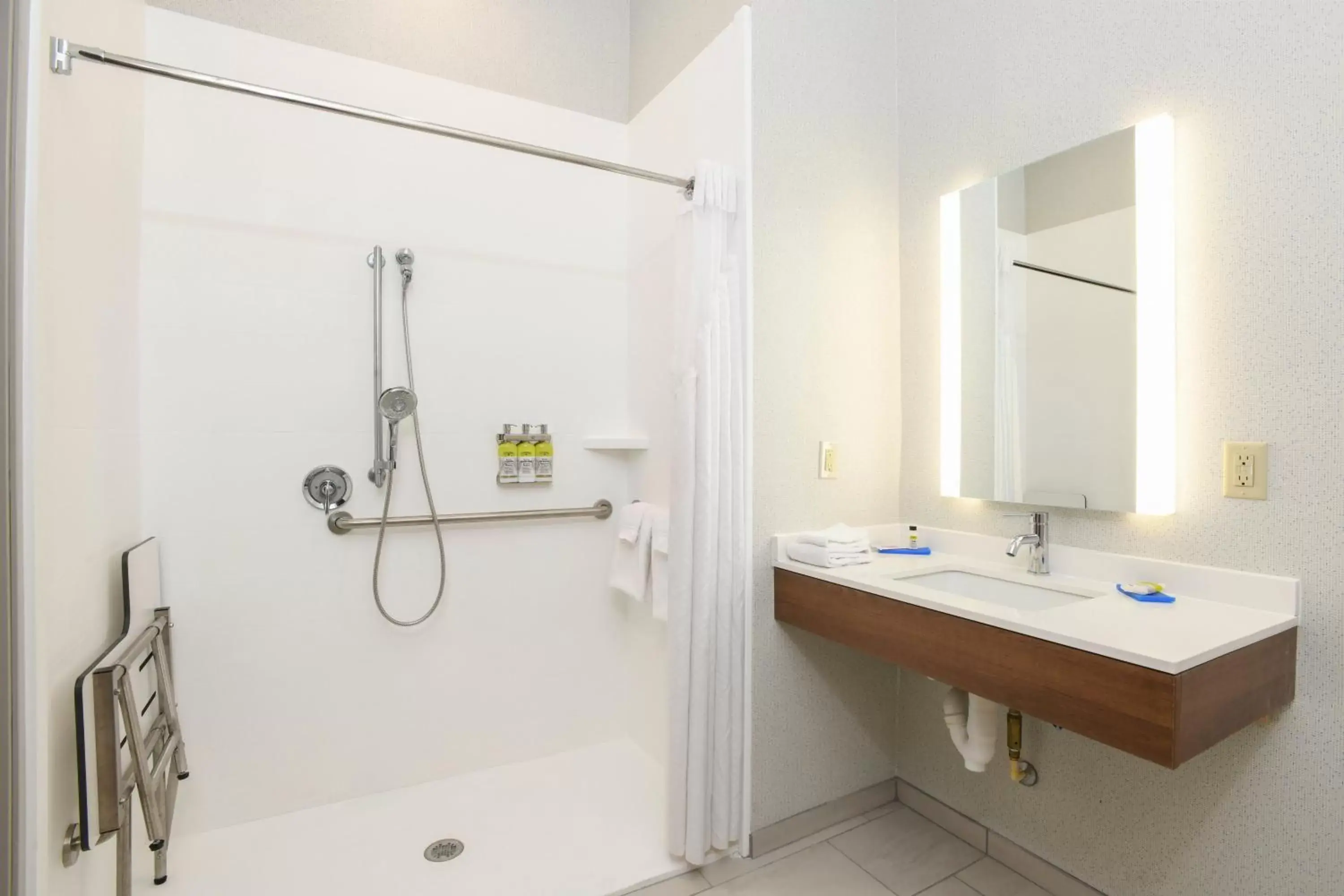 Photo of the whole room, Bathroom in Holiday Inn Express Hotel & Suites Richwood - Cincinnati South, an IHG Hotel