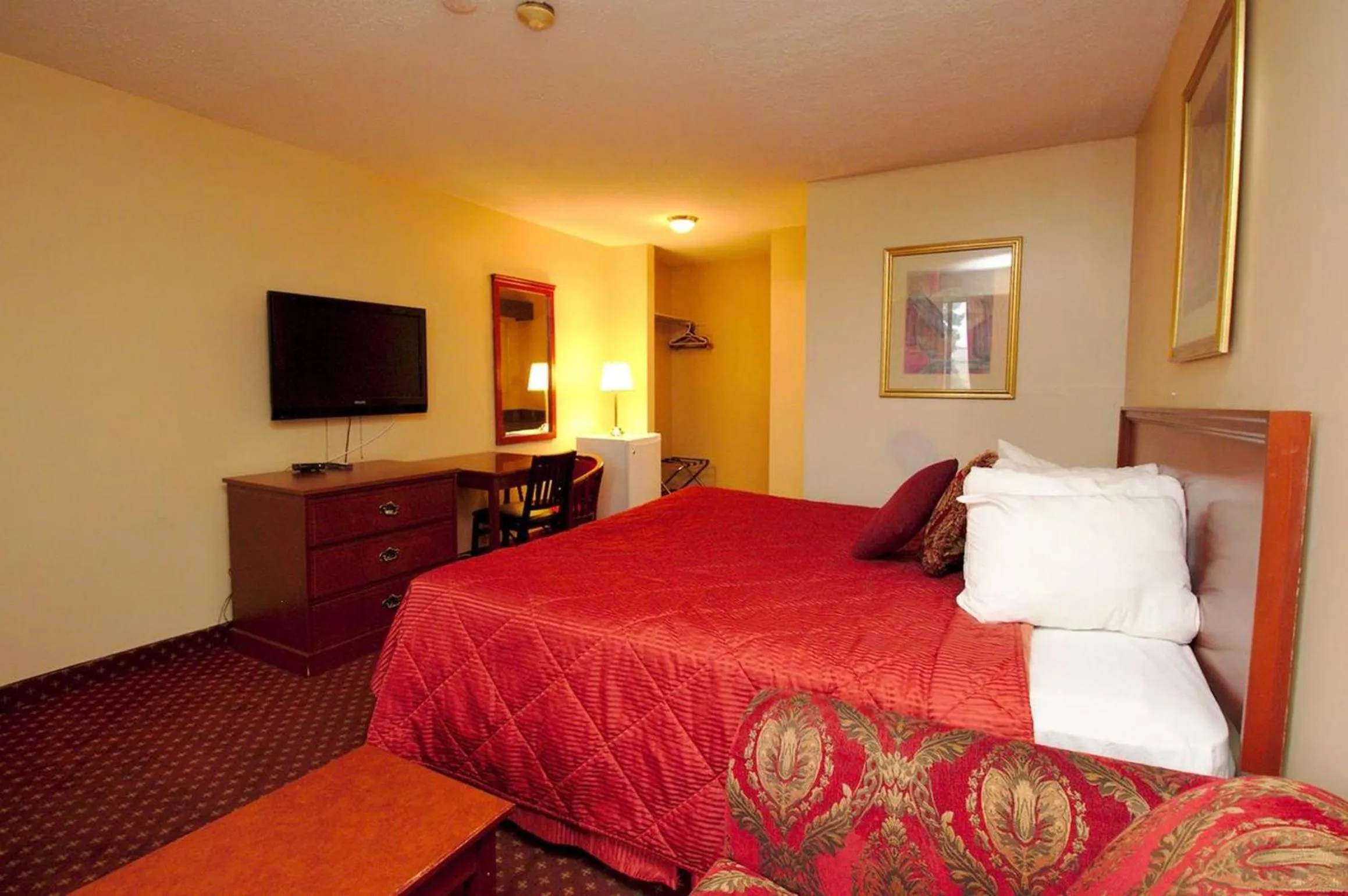 Photo of the whole room, Bed in Niagara Lodge & Suites