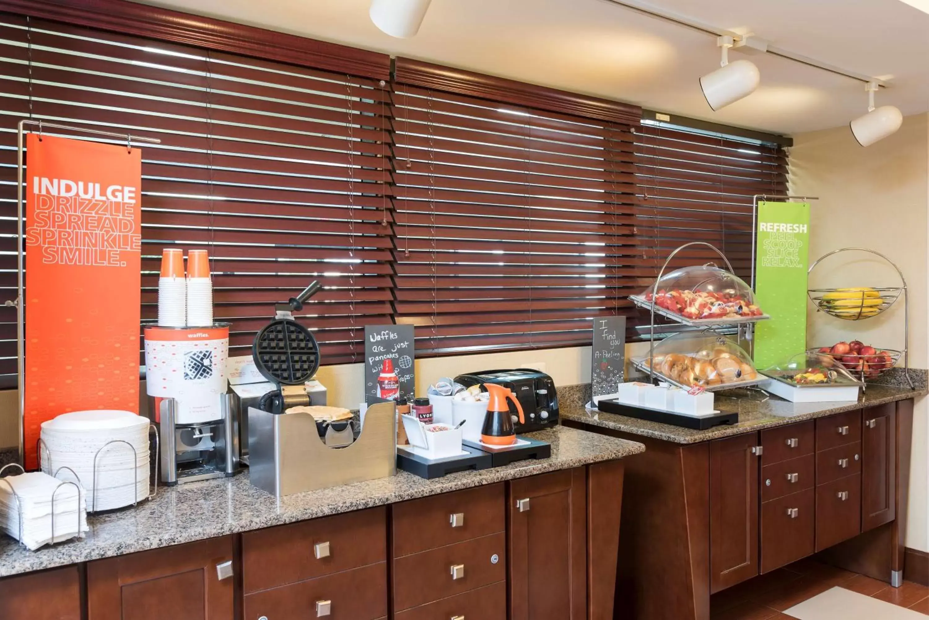 Dining area, Kitchen/Kitchenette in Hampton Inn Port Huron