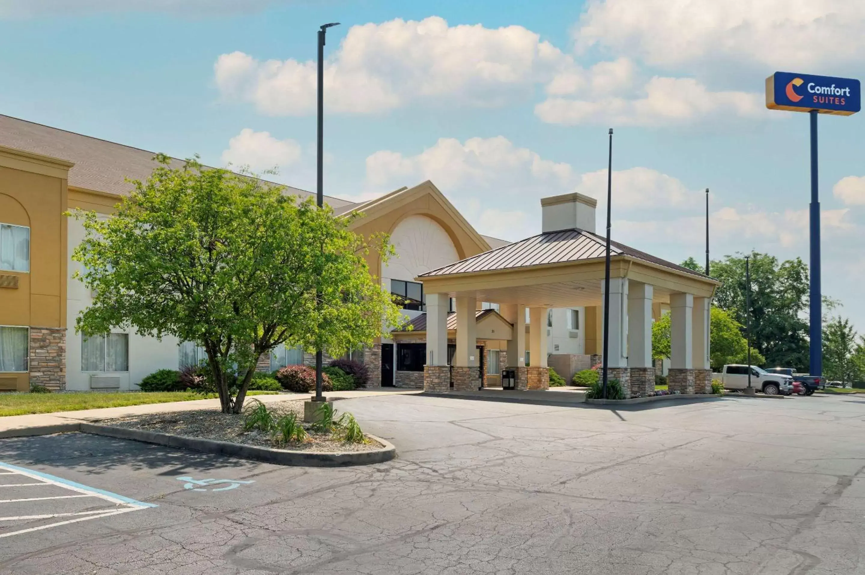 Property Building in Comfort Suites Lafayette University Area