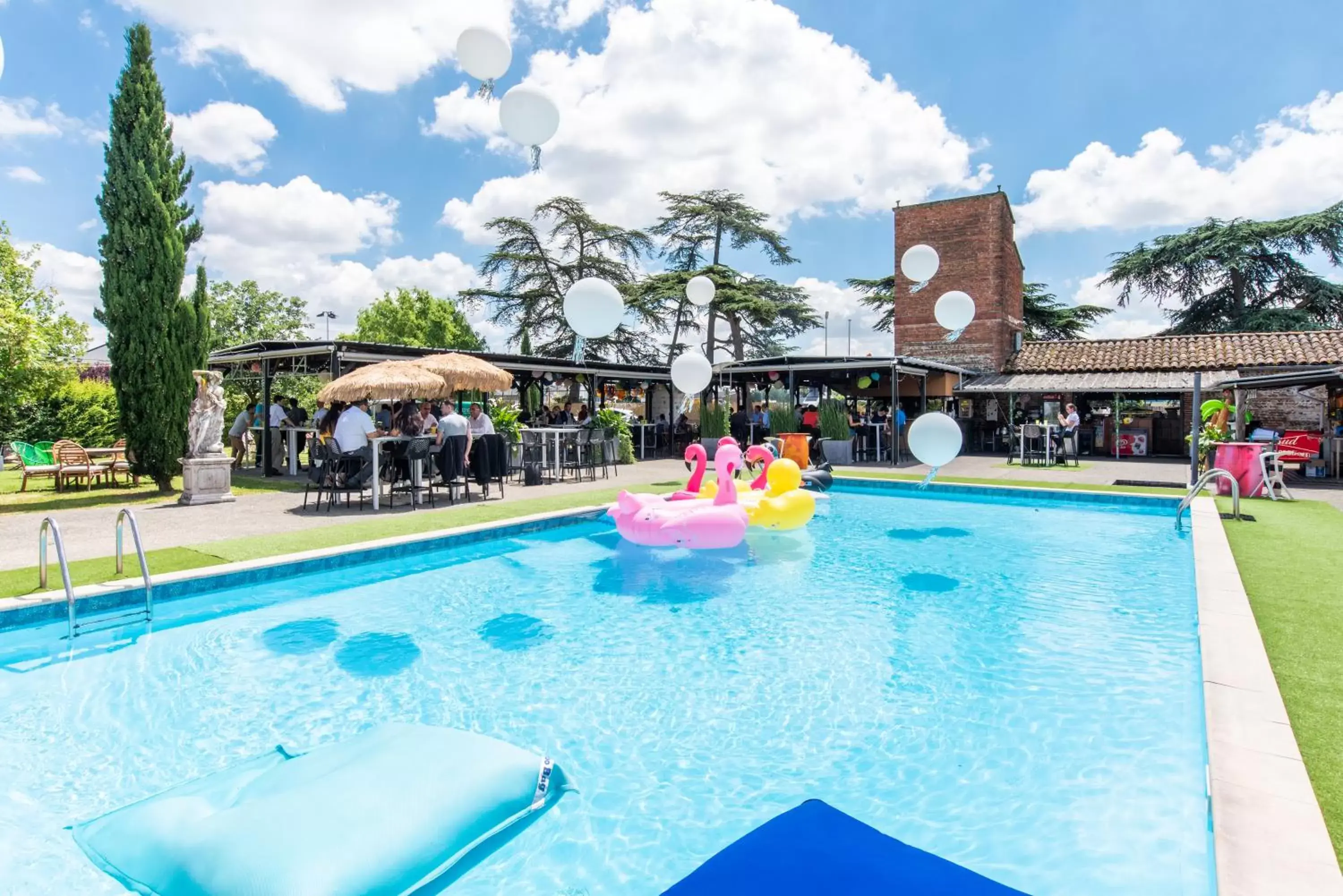 Swimming pool in Best Western Plus Le Canard sur le Toit Swimming pool in Best Western Plus Le Canard sur le Toit
