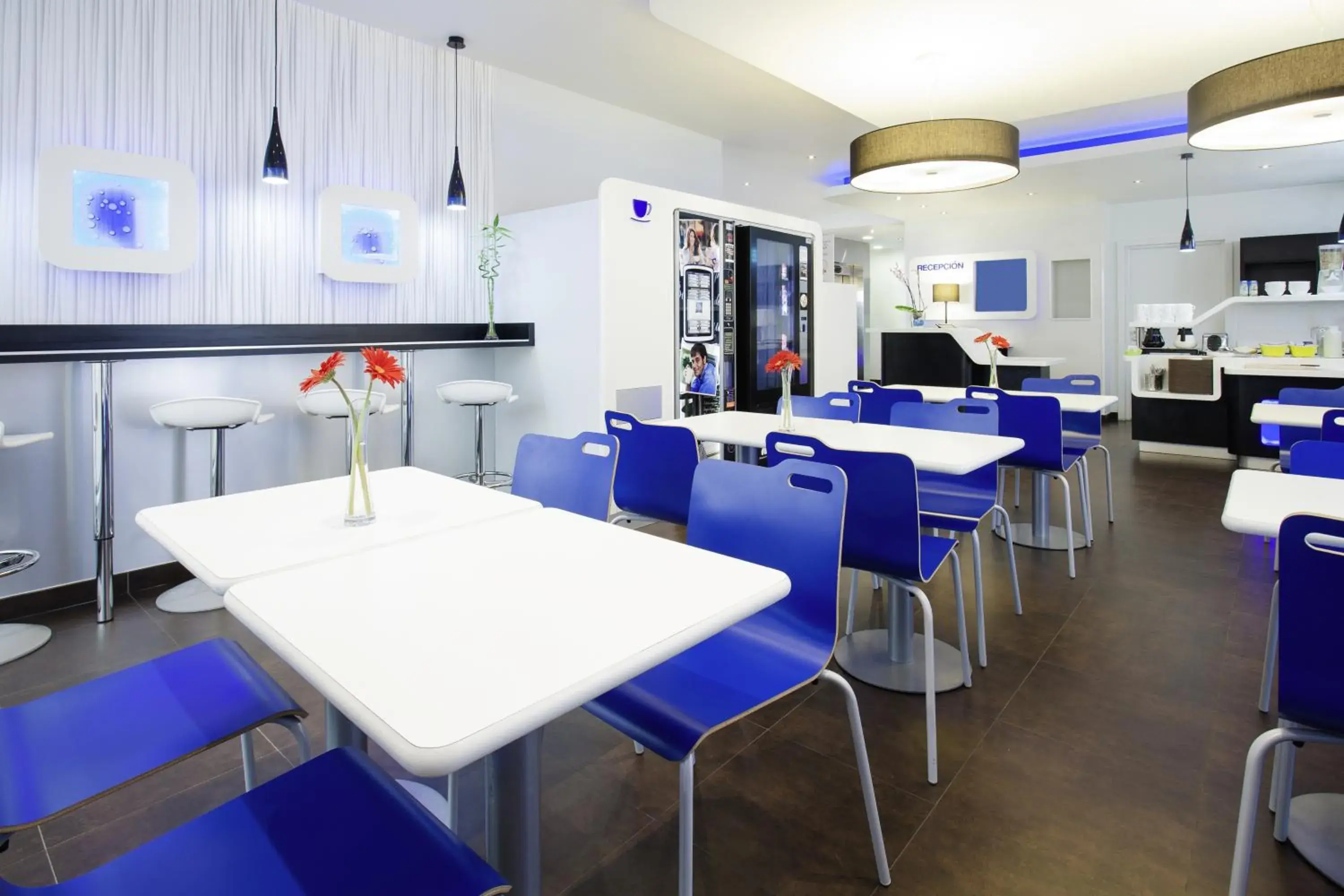 Lounge or bar, Restaurant/Places to Eat in Ibis Budget Madrid Centro Las Ventas