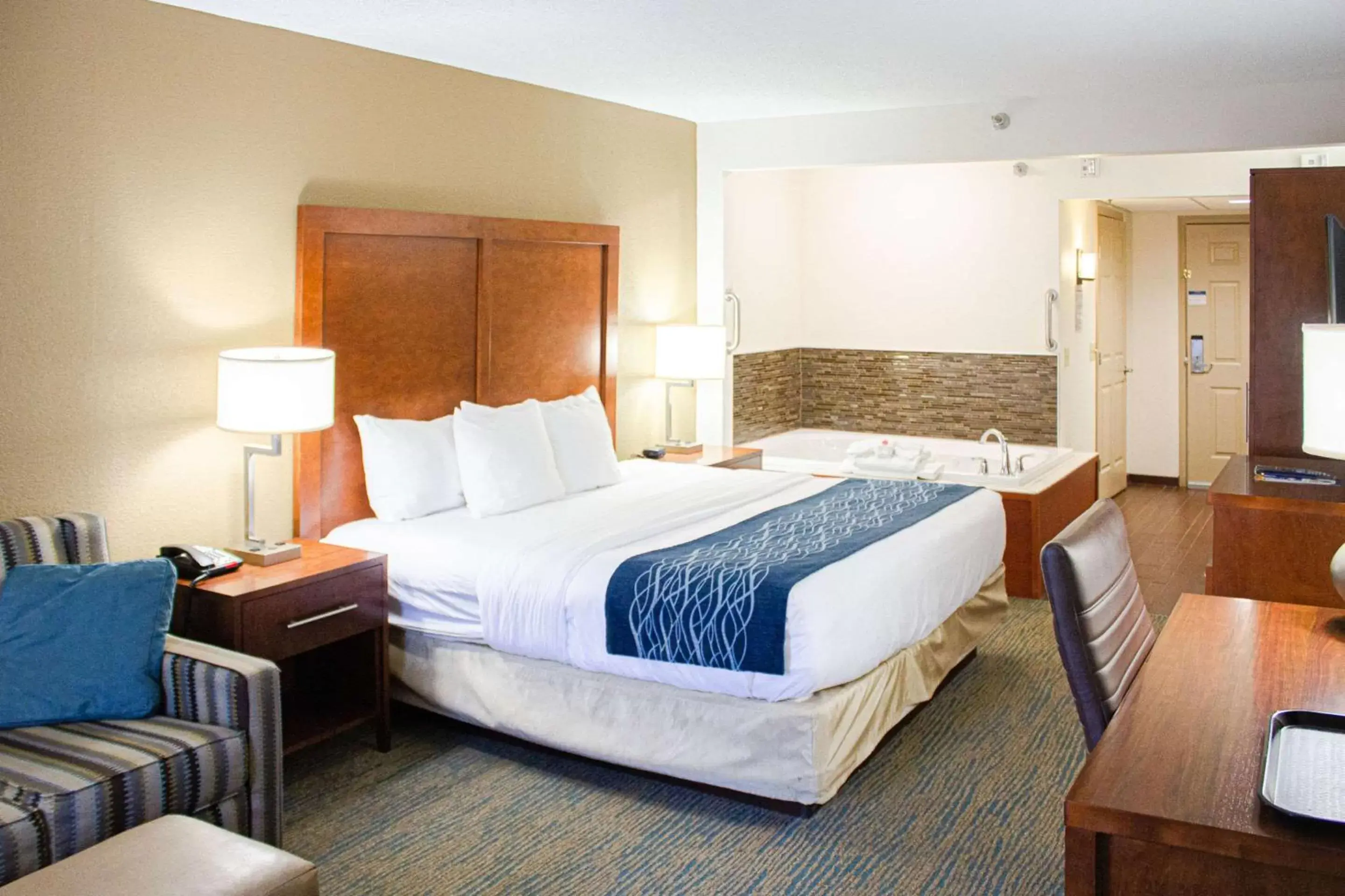 Bedroom, Bed in The Inn at Apple Valley, Ascend Hotel Collection