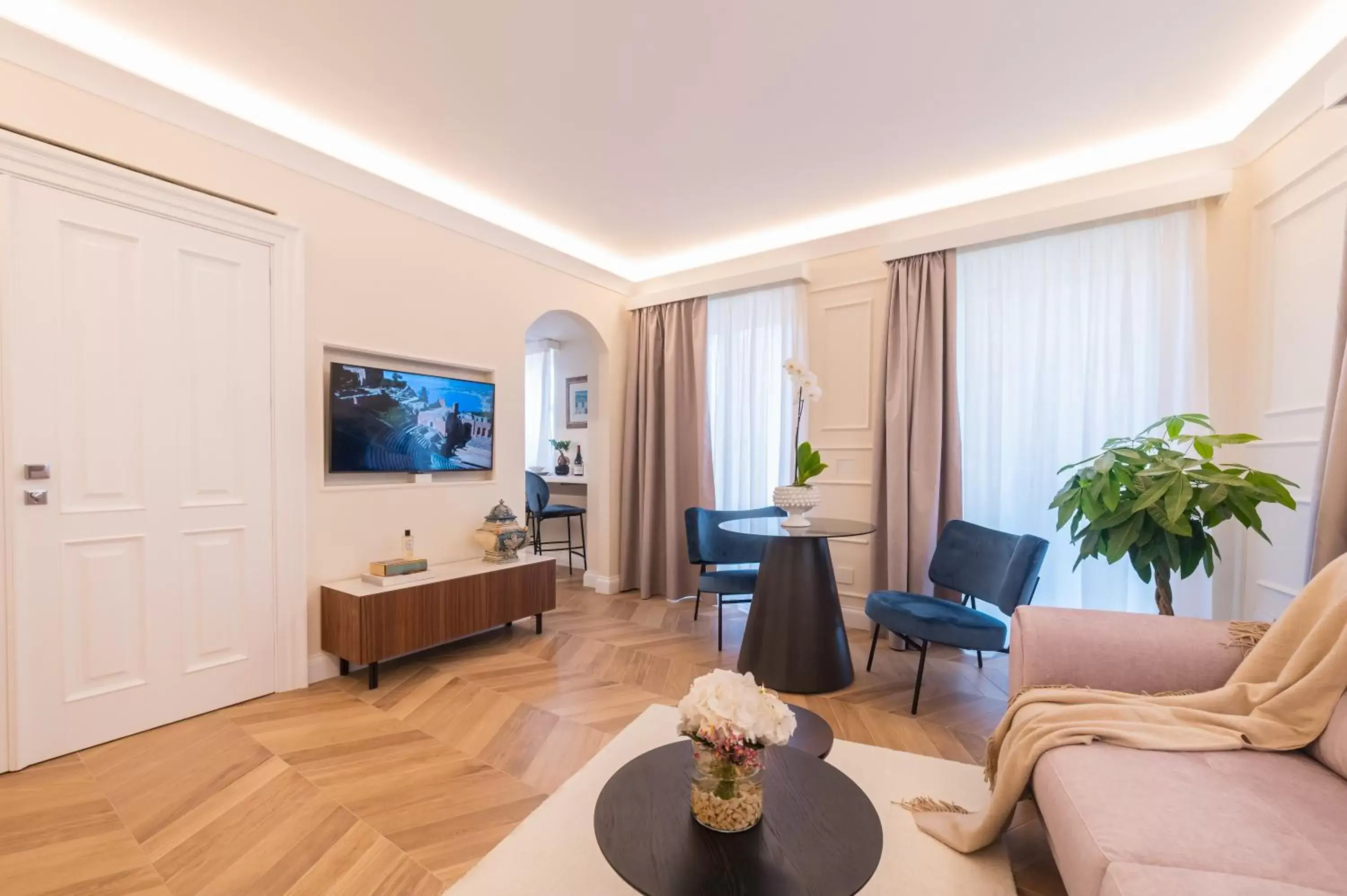 Living room, Seating Area in Naxi Suites