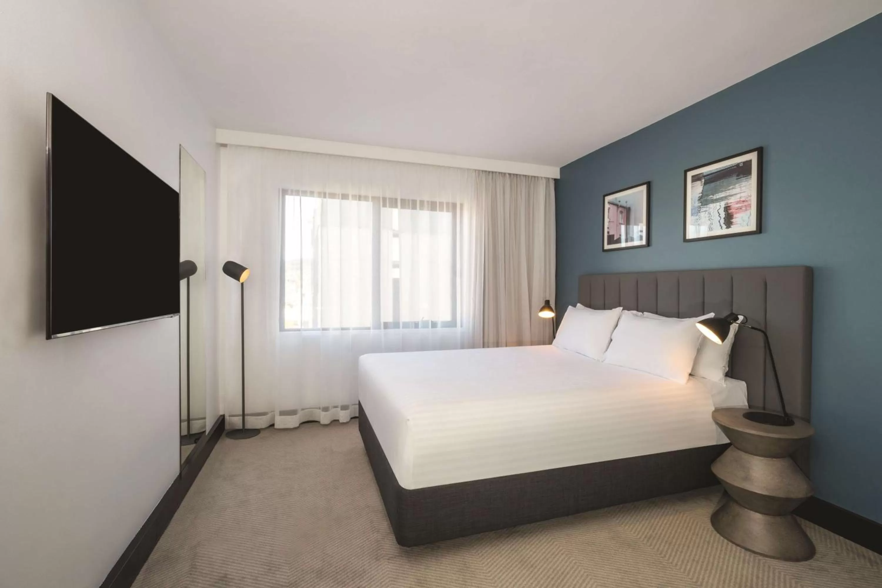 TV and multimedia, Bed in Travelodge Hotel Hobart