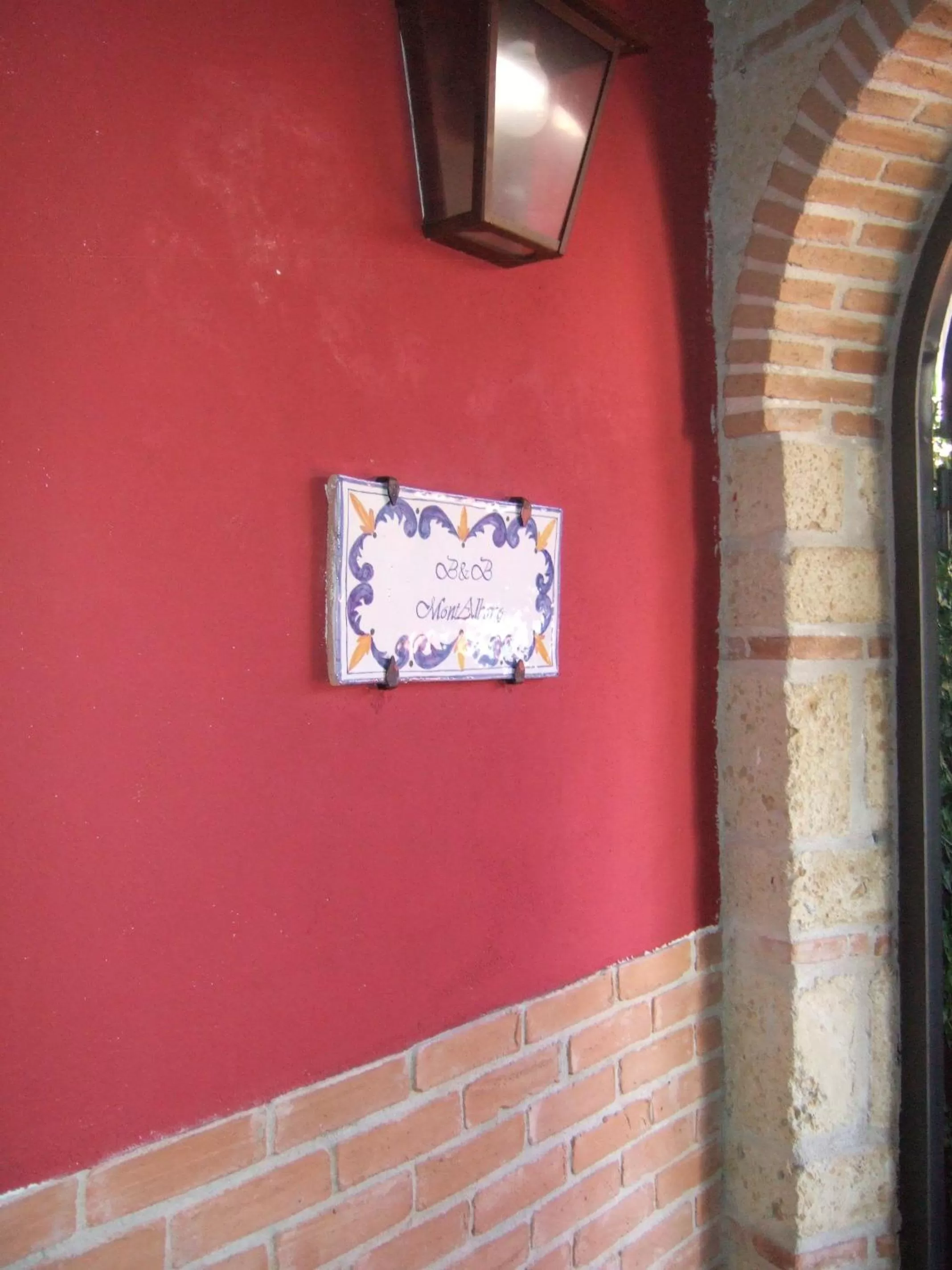 Facade/entrance, TV/Entertainment Center in B&B MontAlbano