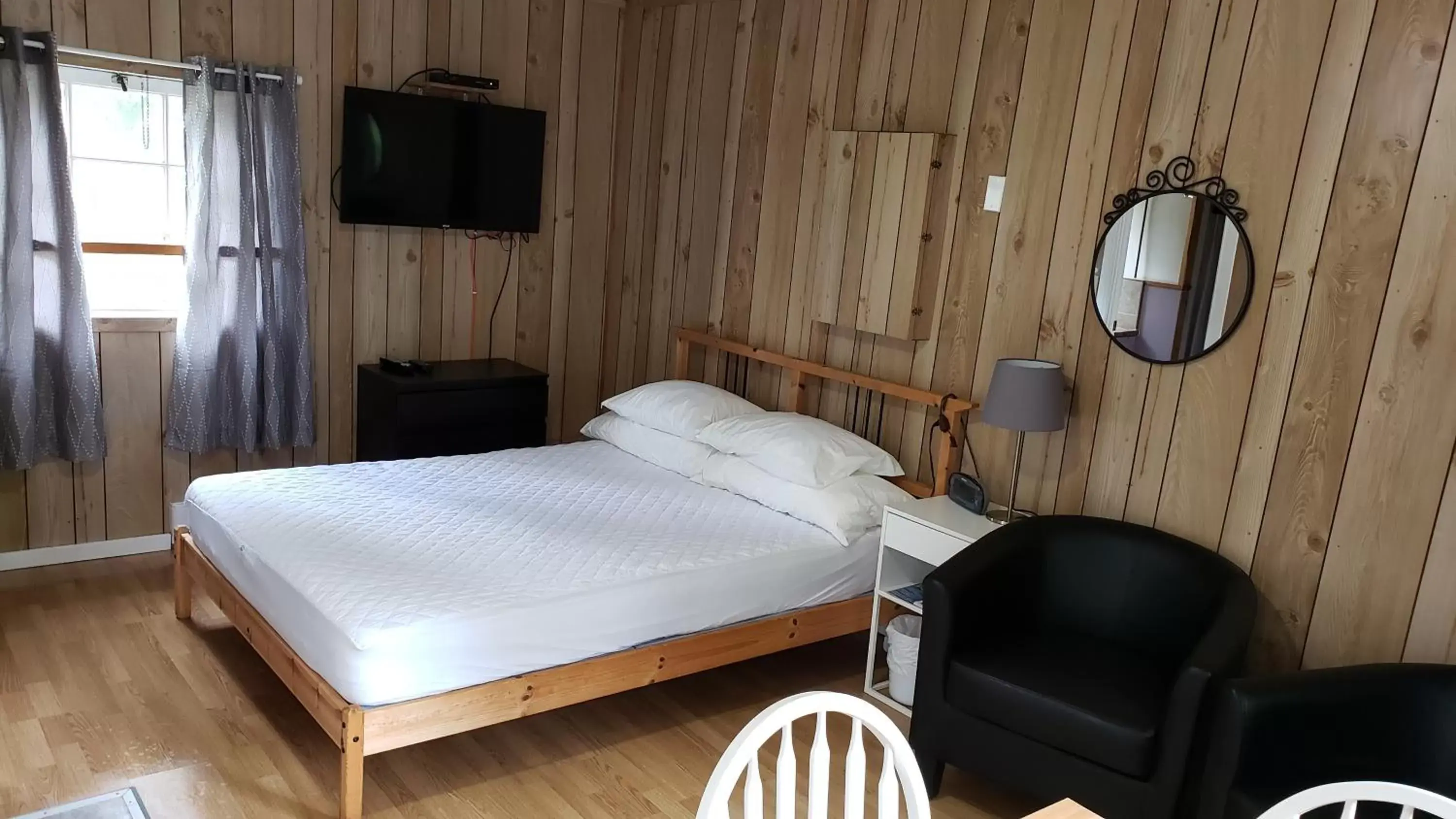 Bed in Parkway Cottage Resort and Trading Post