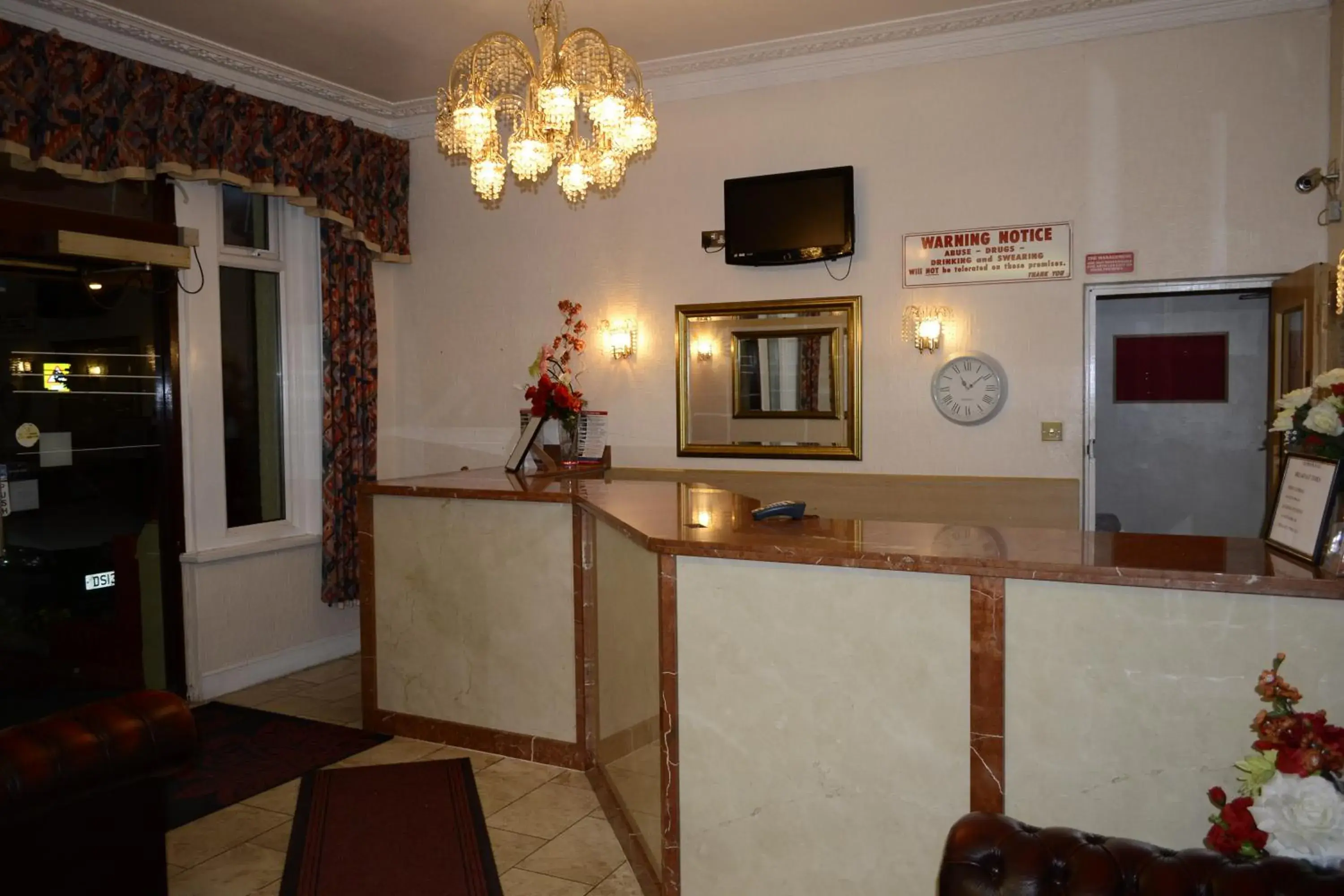 Lobby or reception, TV/Entertainment Center in Cranbrook Hotel