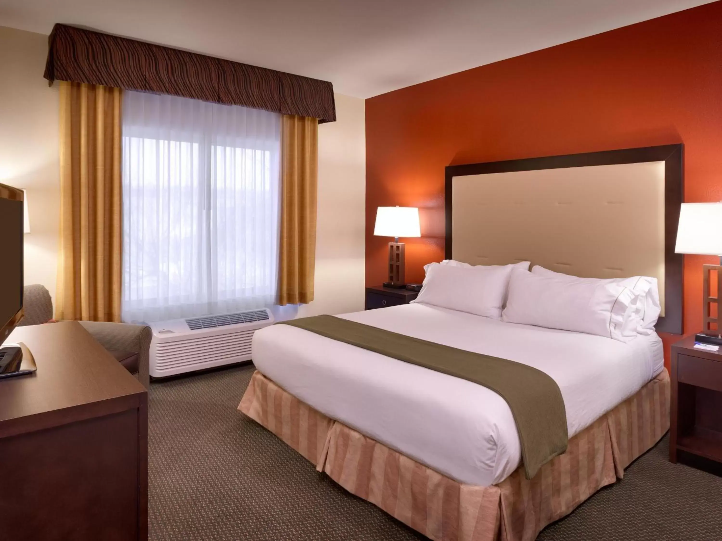 Bedroom, Bed in Holiday Inn Express & Suites Mesquite Nevada, an IHG Hotel