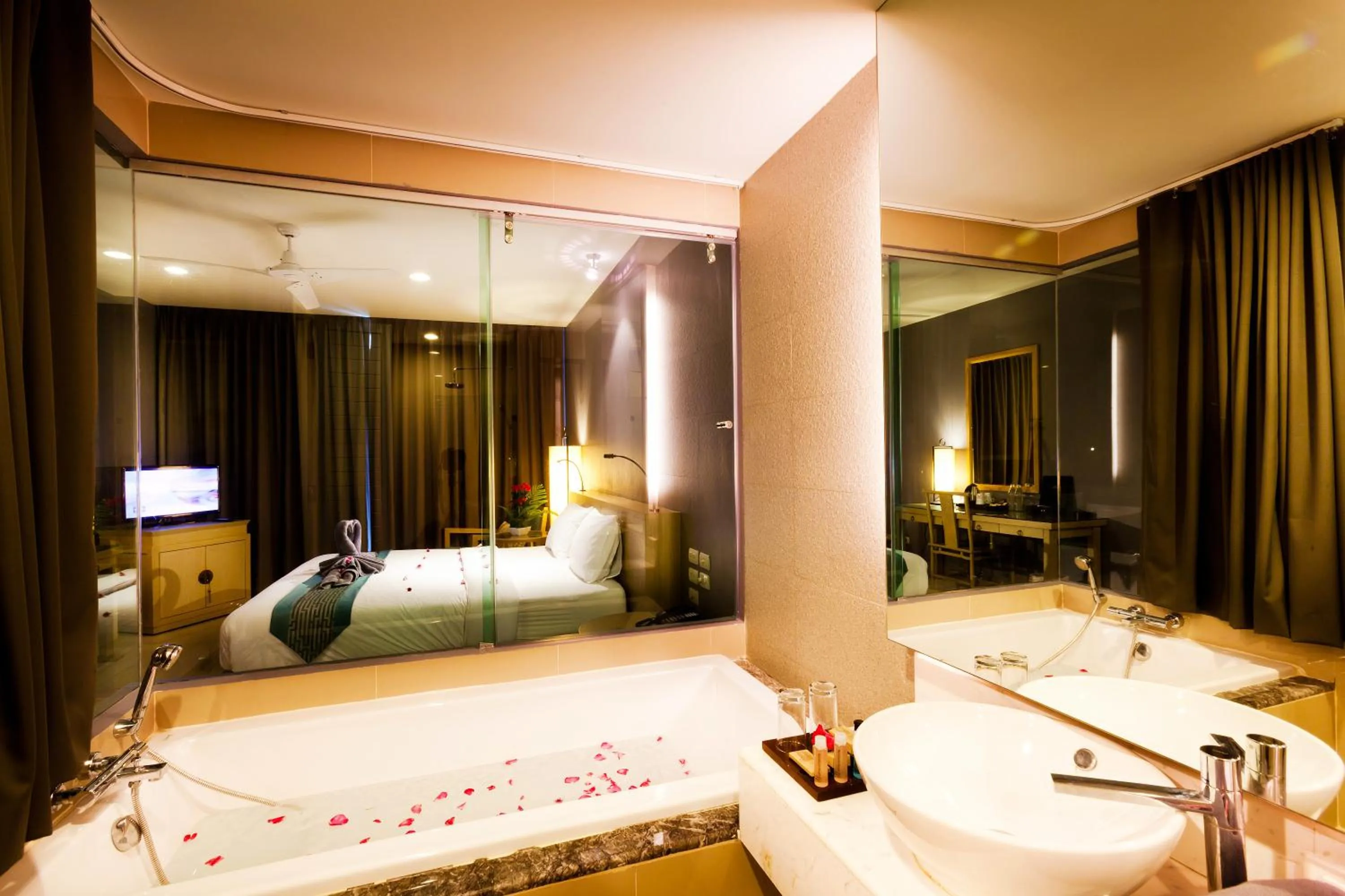 Bathroom, Bed in Ramaburin Resort Patong - SHA Extra Plus