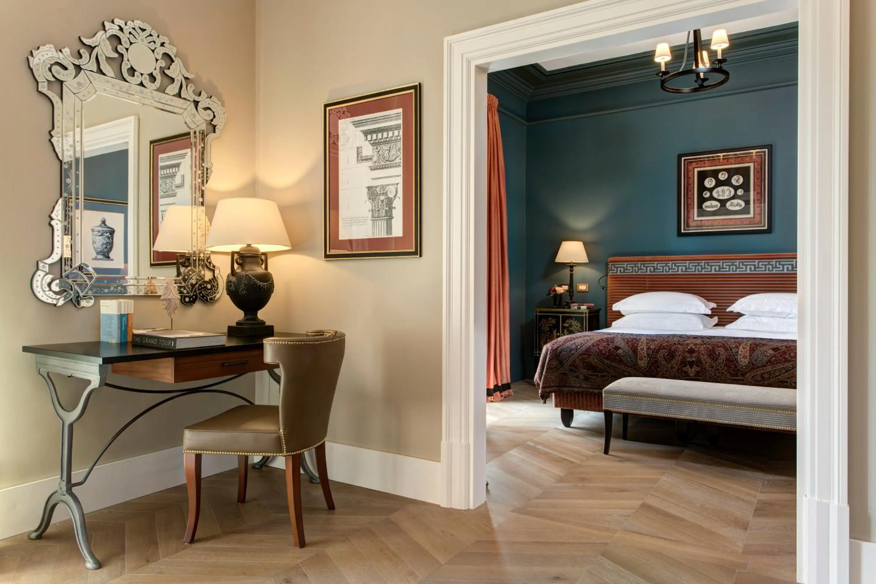 Inner courtyard view, Bed in Rocco Forte Hotel De La Ville