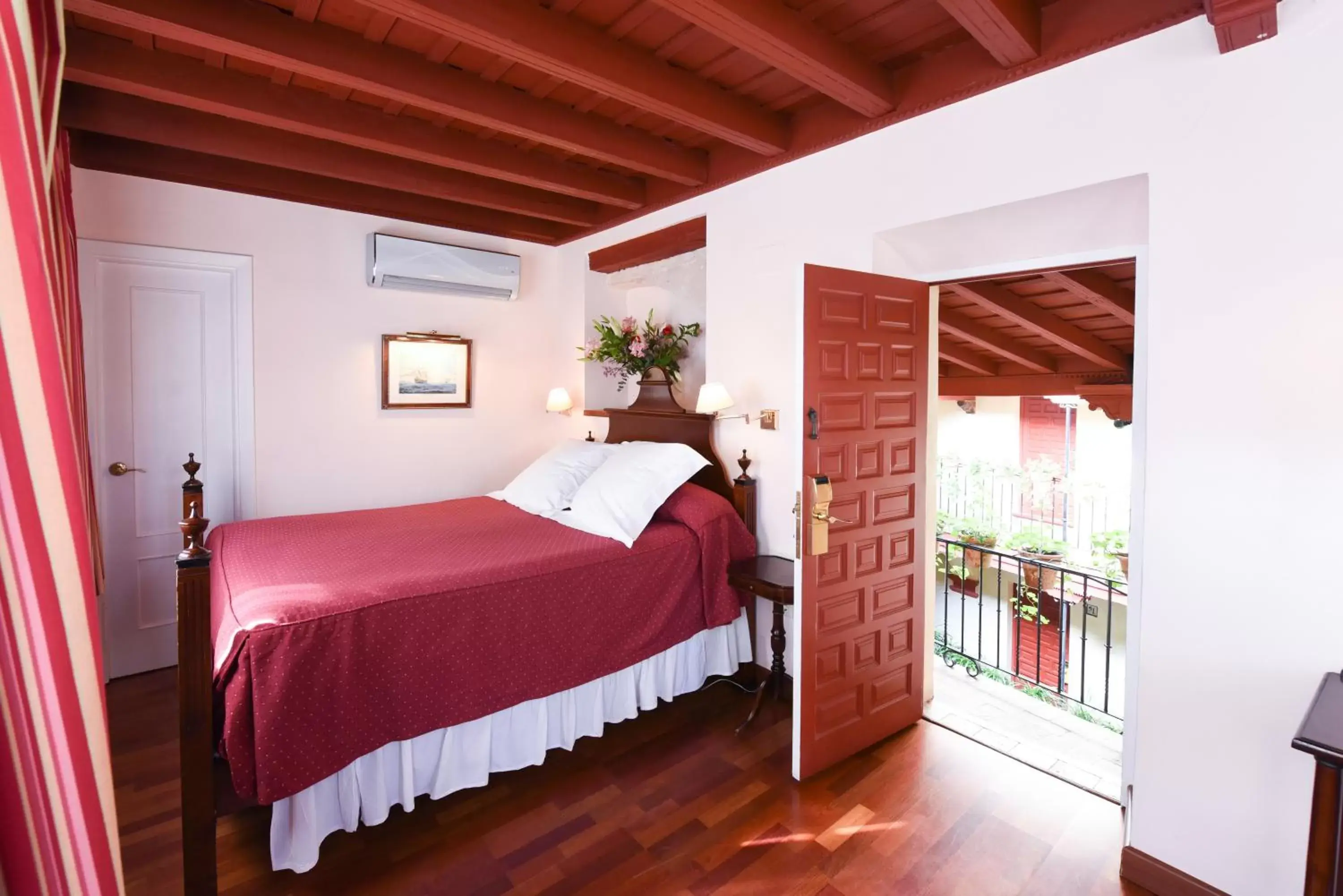 Bed in Hotel Las Casas de la Judería