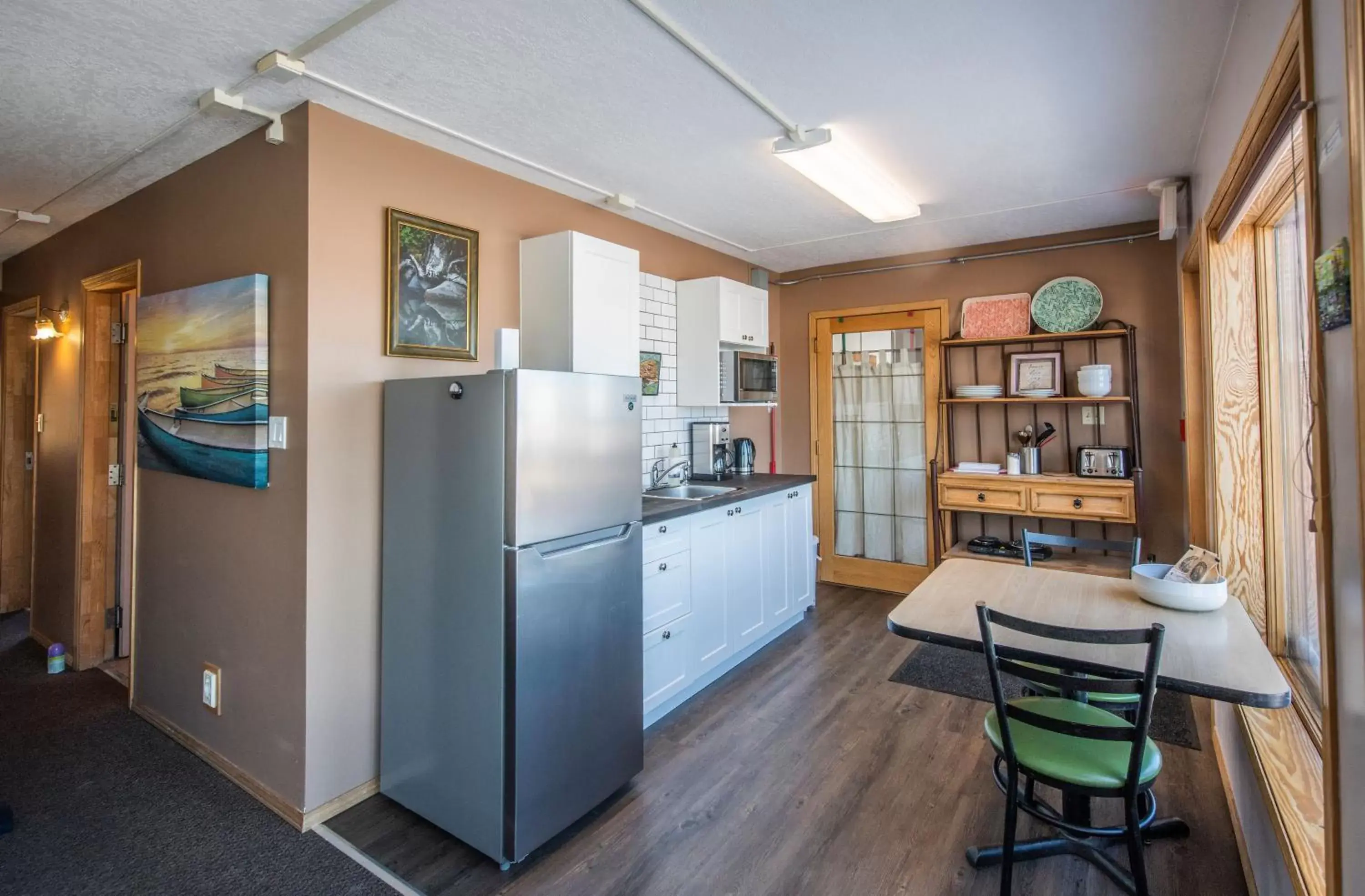 Kitchen/Kitchenette in Aurora Bayside Inn