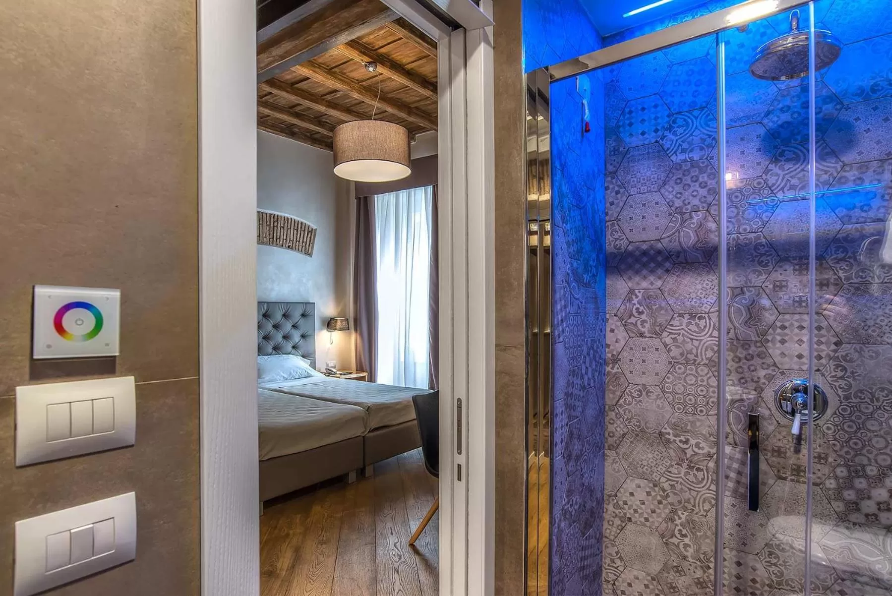 Shower, Bed in Hotel Elite