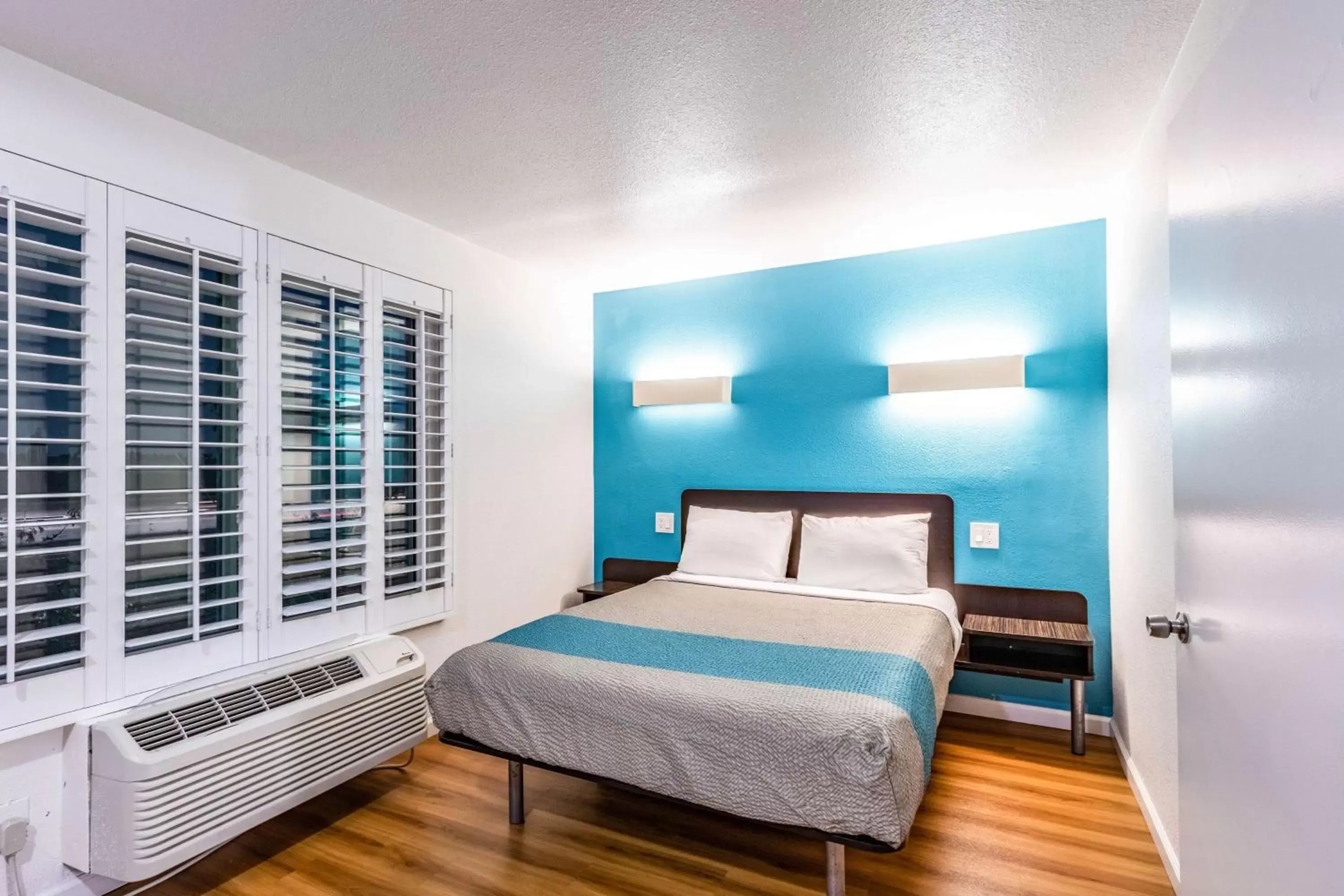 Bedroom, Bed in Motel 6-Fountain Valley, CA - Huntington Beach Area