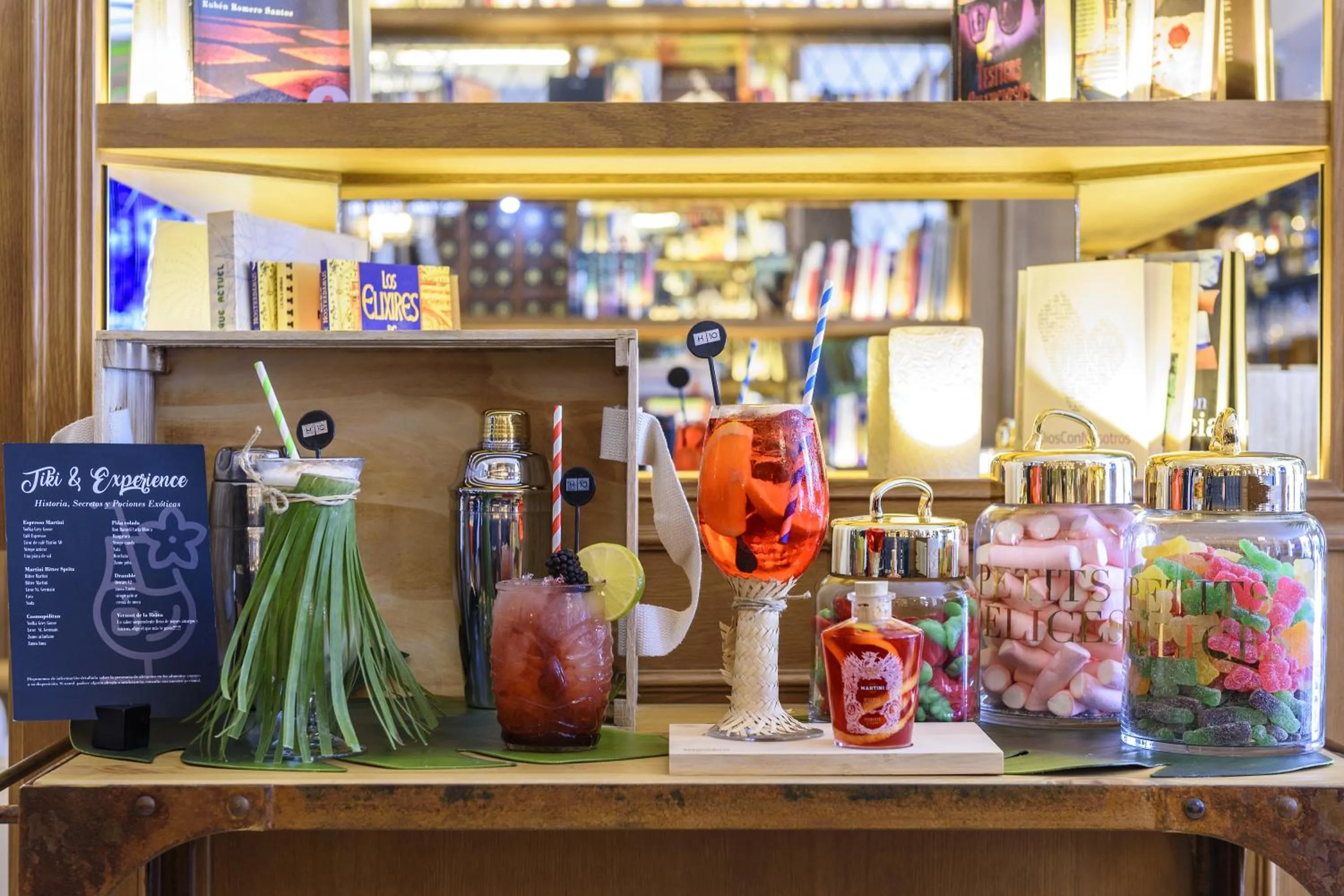 Lounge or bar in Boutique Hotel H10 Villa de la Reina